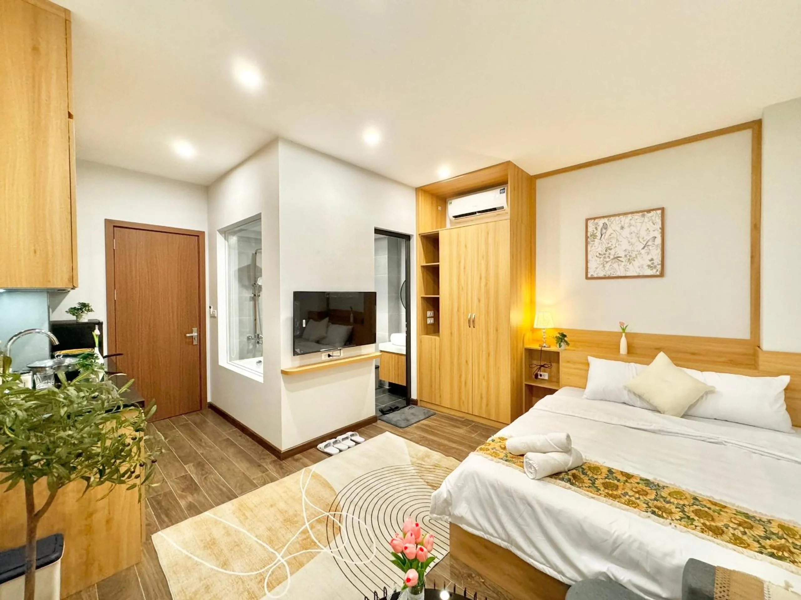 Communal lounge/ TV room, Bed in The Little Home - Đào Tấn - Cozy home - Bathtub - Comfy