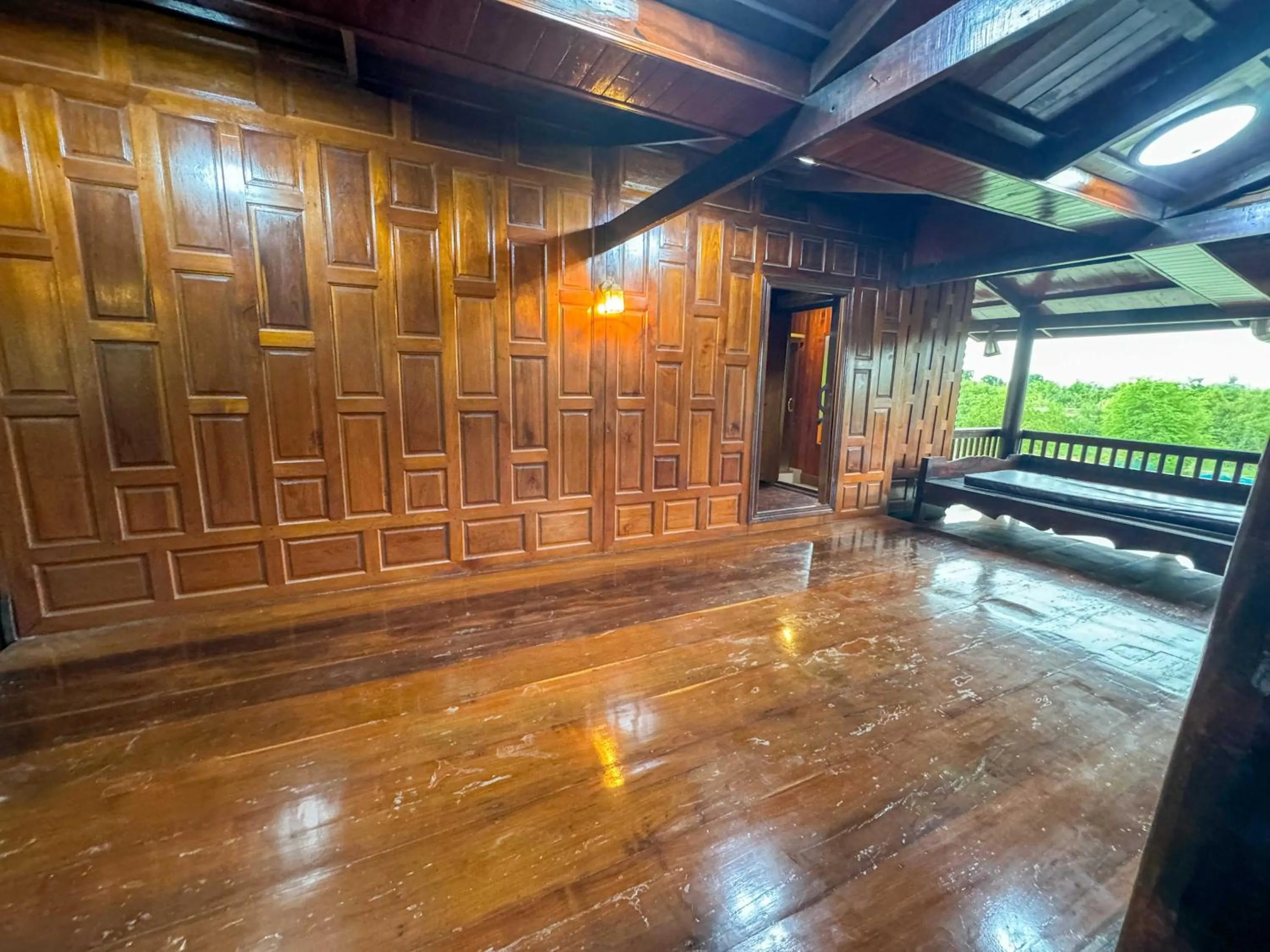 Facade/entrance in Suree Garden Resort & Karaoke