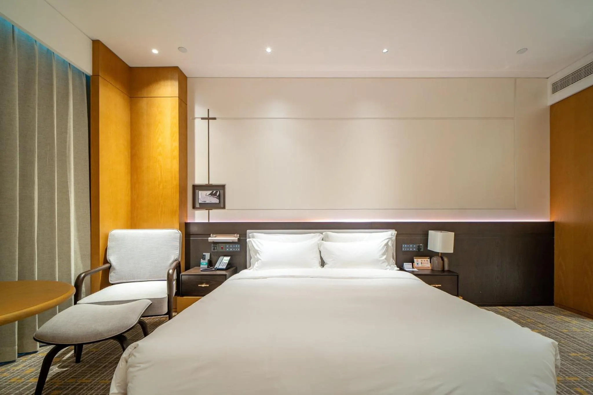 Photo of the whole room, Bed in Holiday Inn Ningbo Xiangshan Damu Bay by IHG