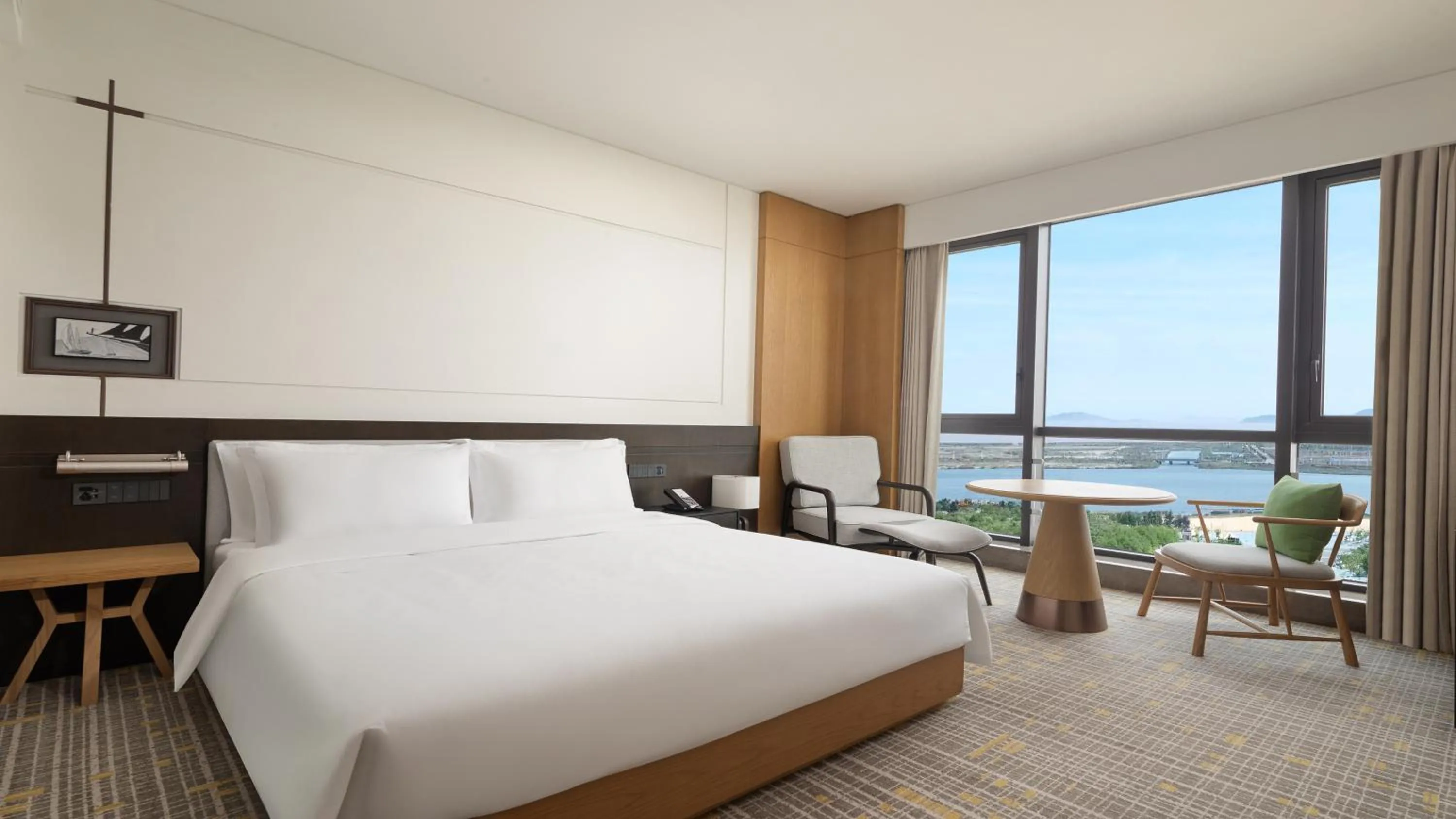 Bed in Holiday Inn Ningbo Xiangshan Damu Bay by IHG