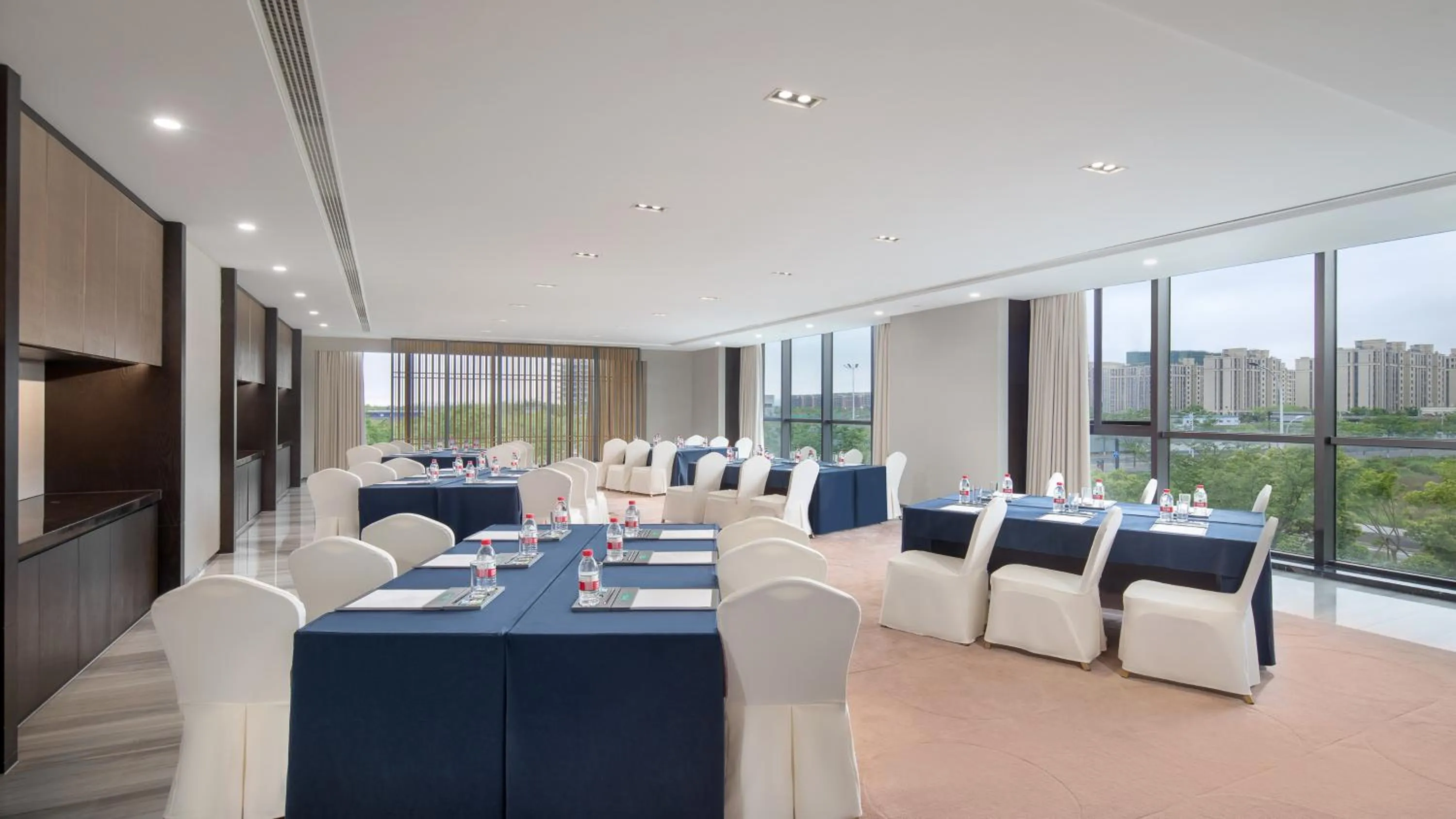 Meeting/conference room in Holiday Inn Ningbo Xiangshan Damu Bay by IHG