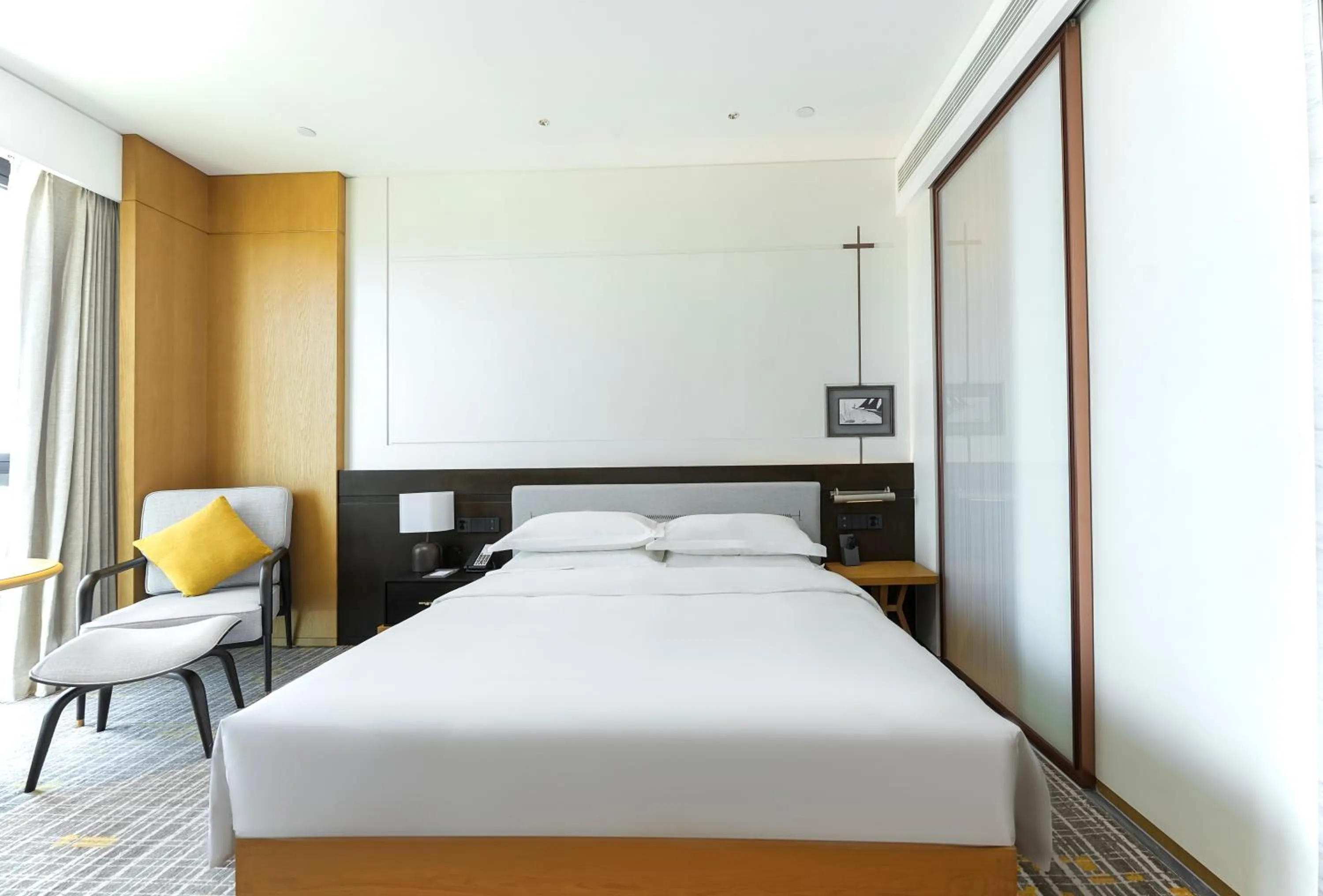 Bed in Holiday Inn Ningbo Xiangshan Damu Bay by IHG