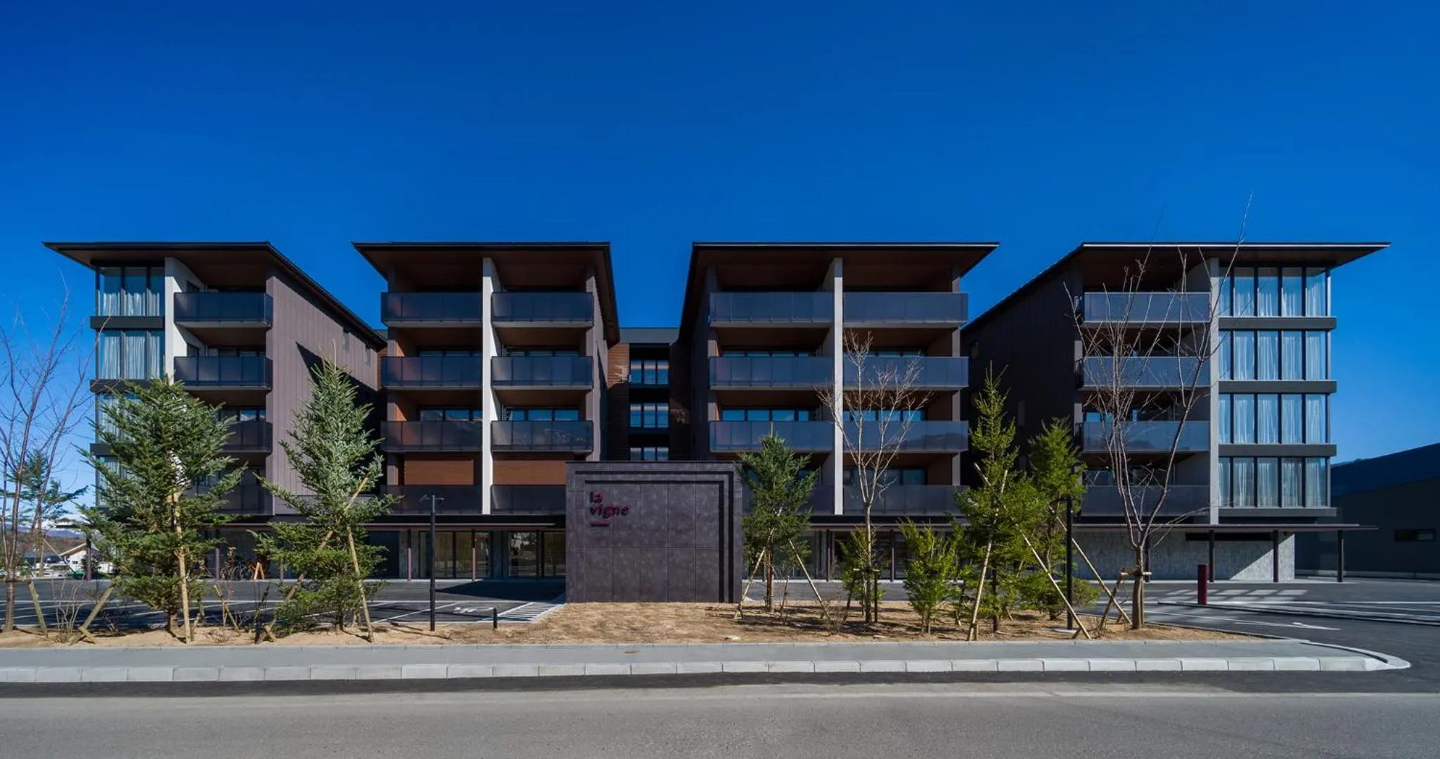 Property building in HOTEL LA VIGNE HAKUBA by Onko Chishin
