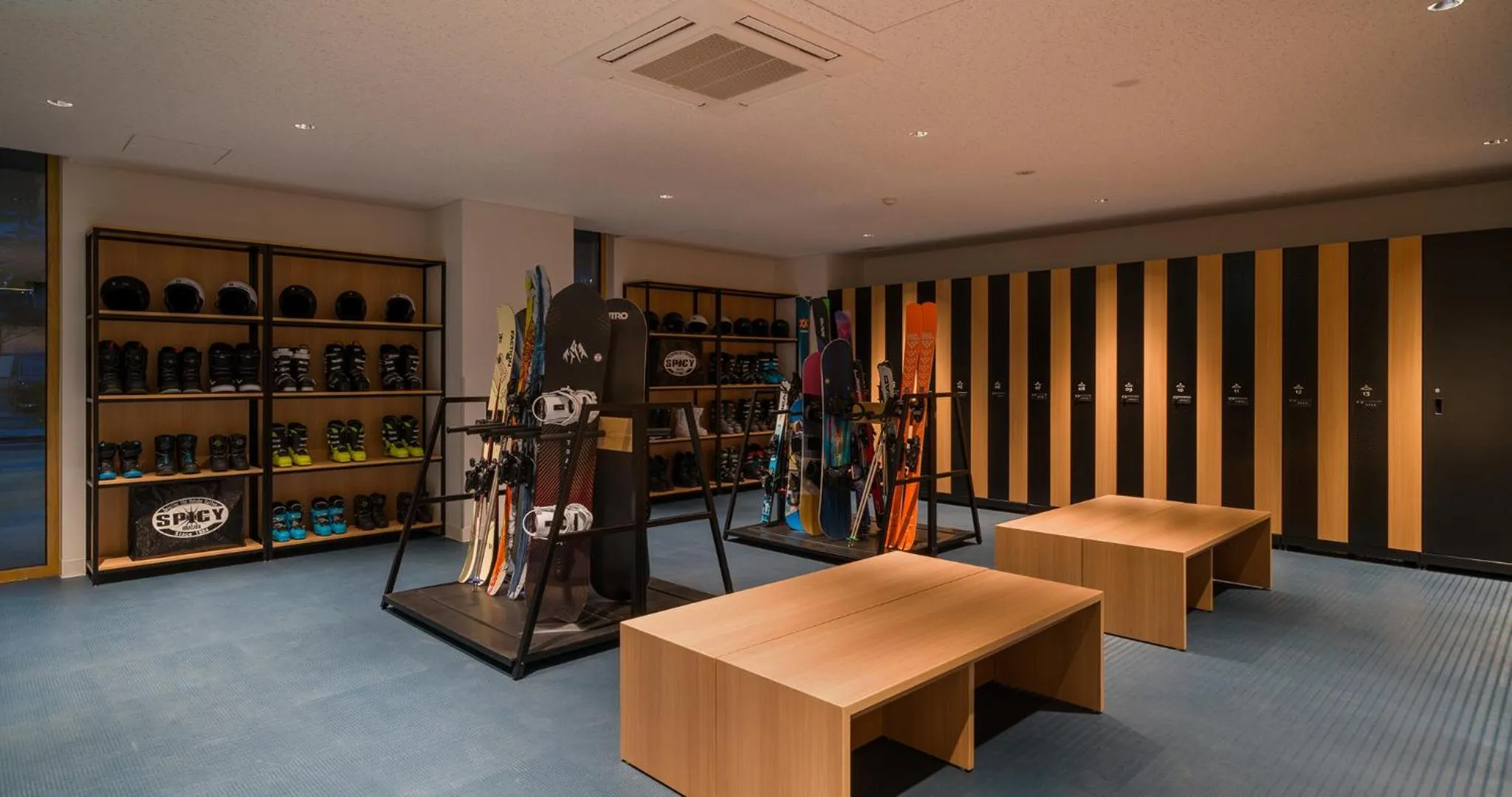 locker in HOTEL LA VIGNE HAKUBA by Onko Chishin