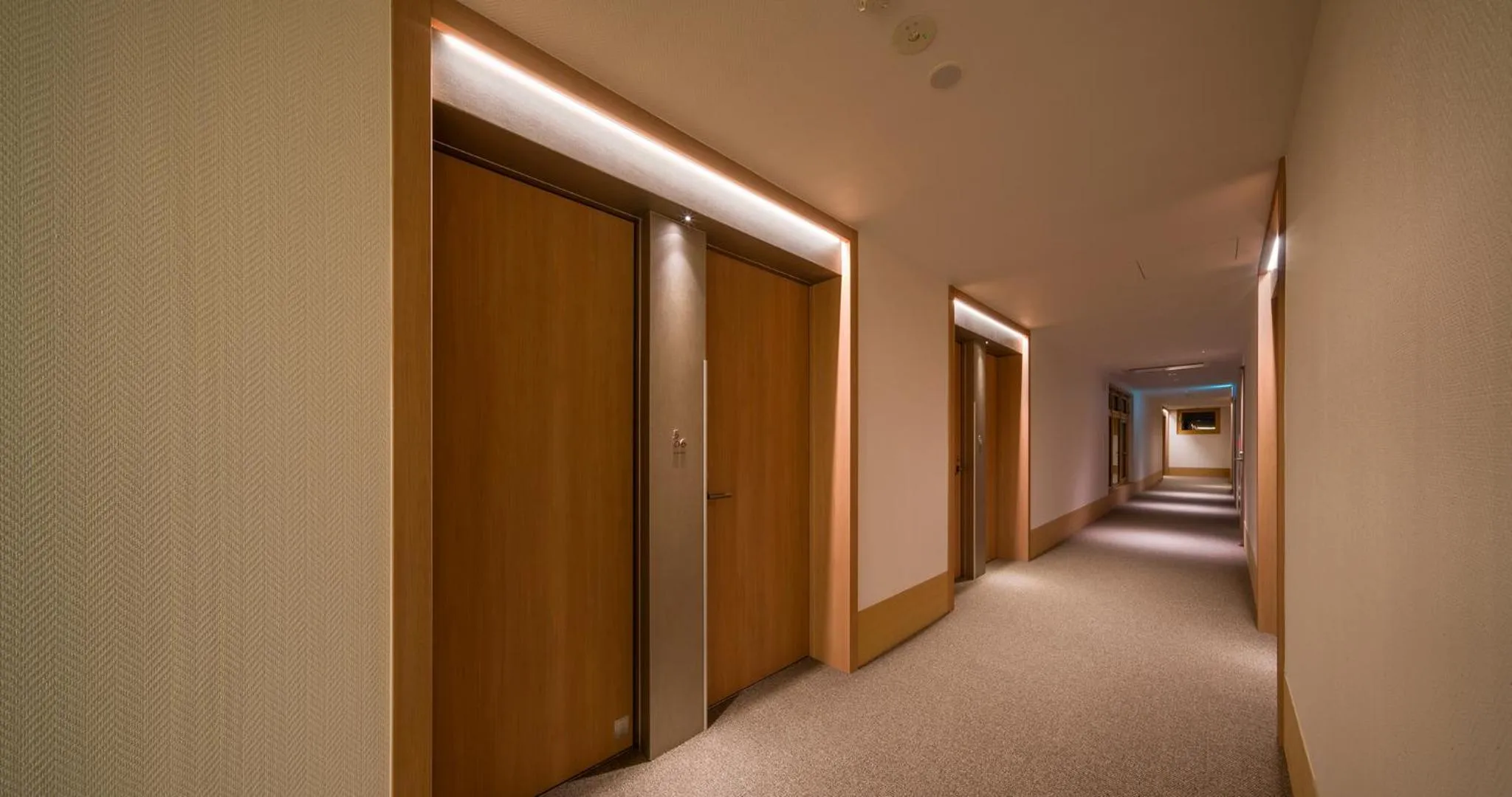 wardrobe in HOTEL LA VIGNE HAKUBA by Onko Chishin