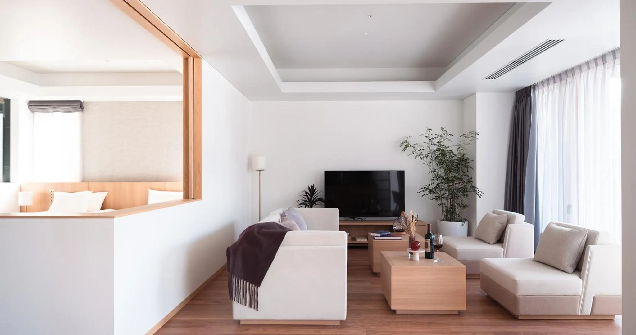 Living room, Bed in HOTEL LA VIGNE HAKUBA by Onko Chishin