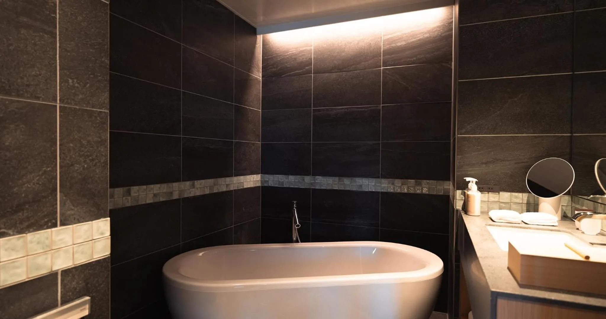 Bathroom in HOTEL LA VIGNE HAKUBA by Onko Chishin