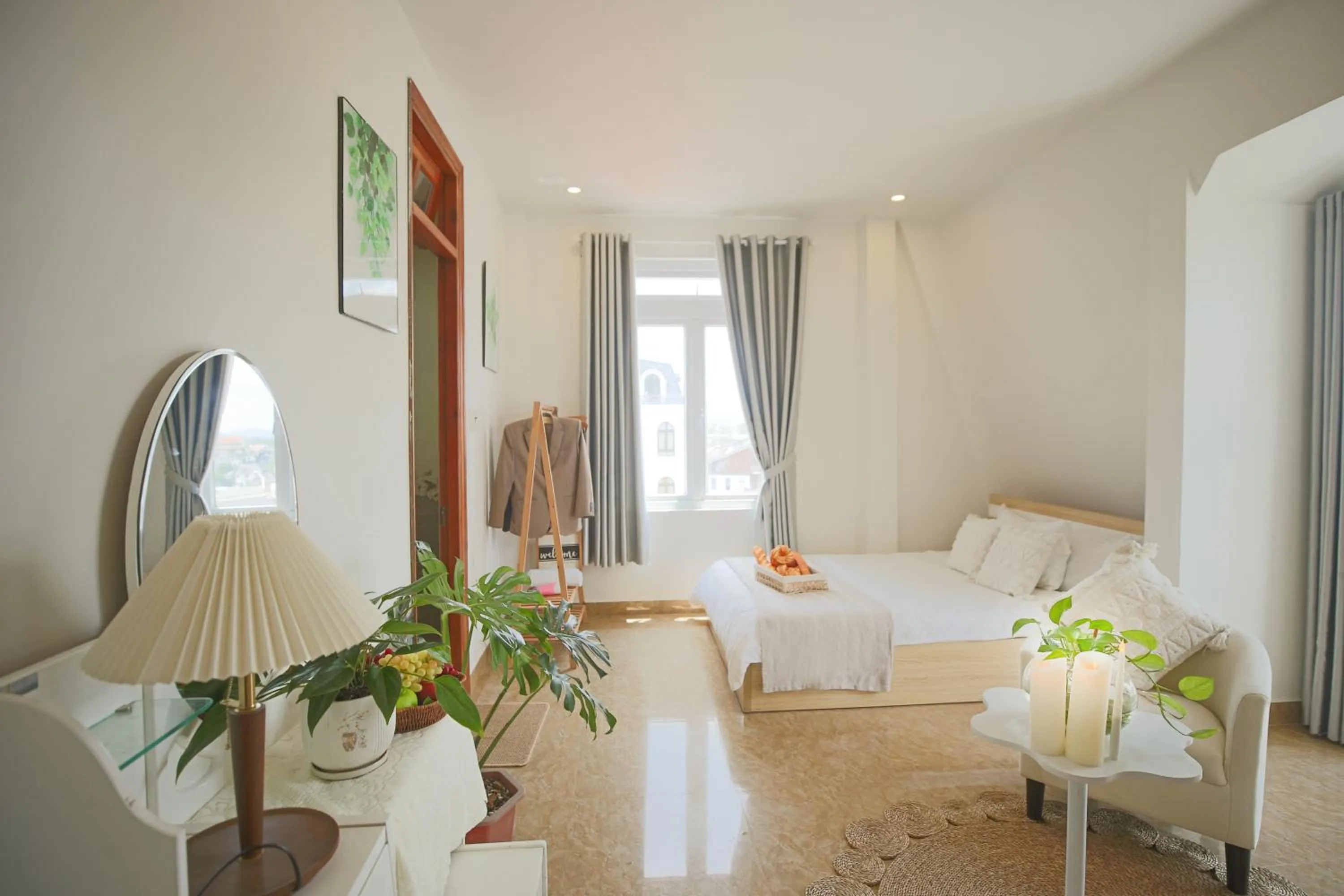 Photo of the whole room, Bed in Huong Anh DaLat Palace