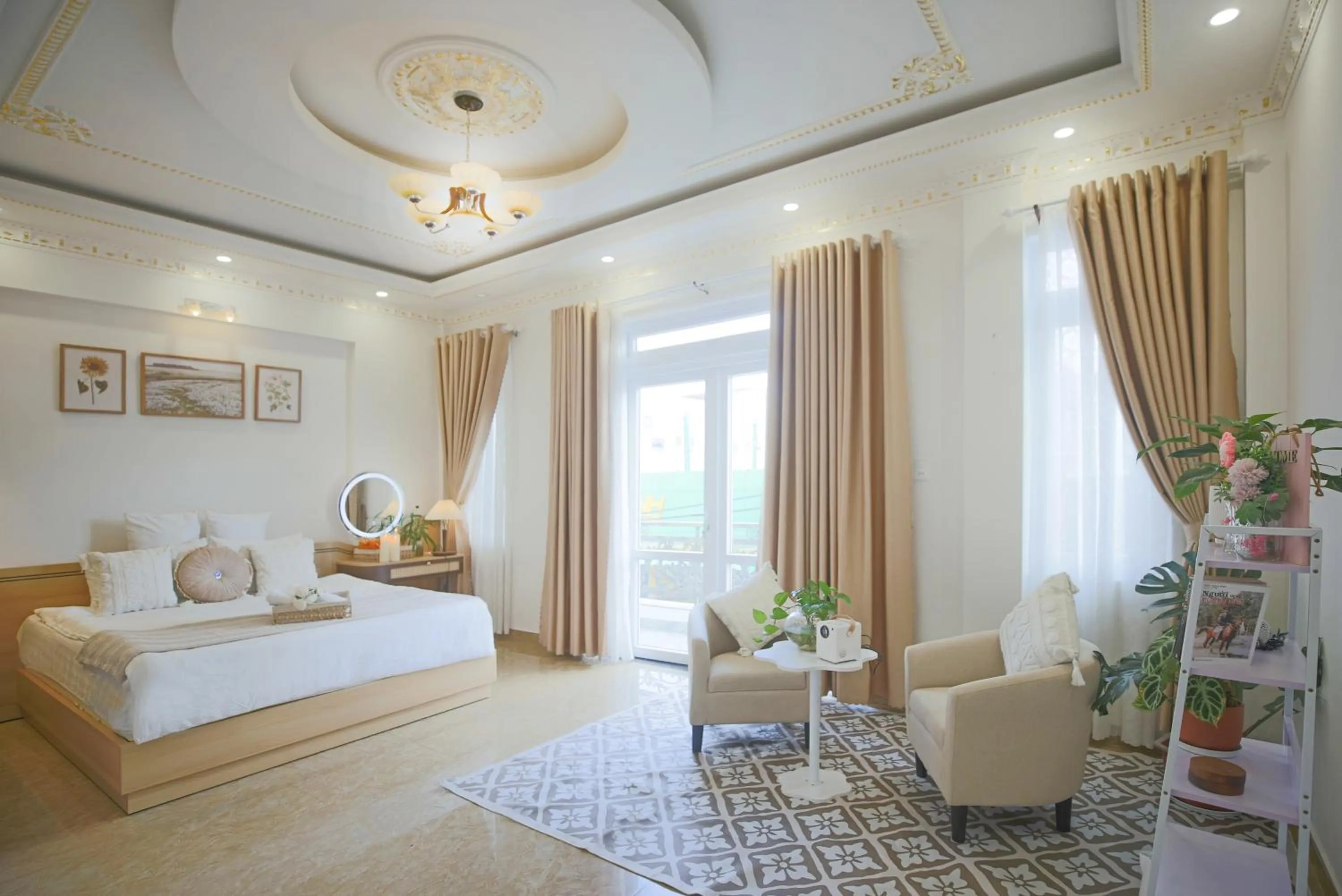 Photo of the whole room, Bed in Huong Anh DaLat Palace