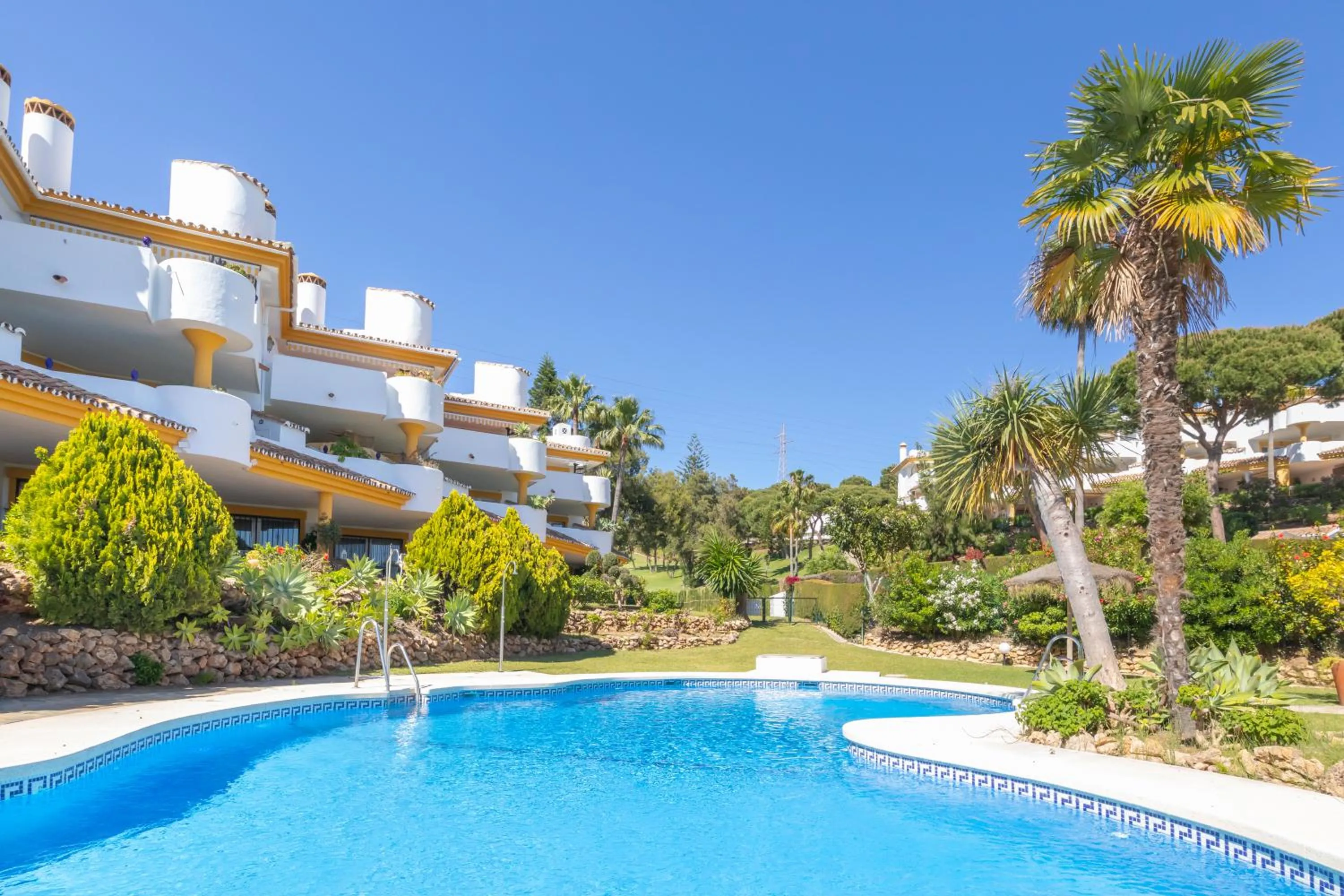 Swimming pool in Calahonda Golf - Happy Rentals