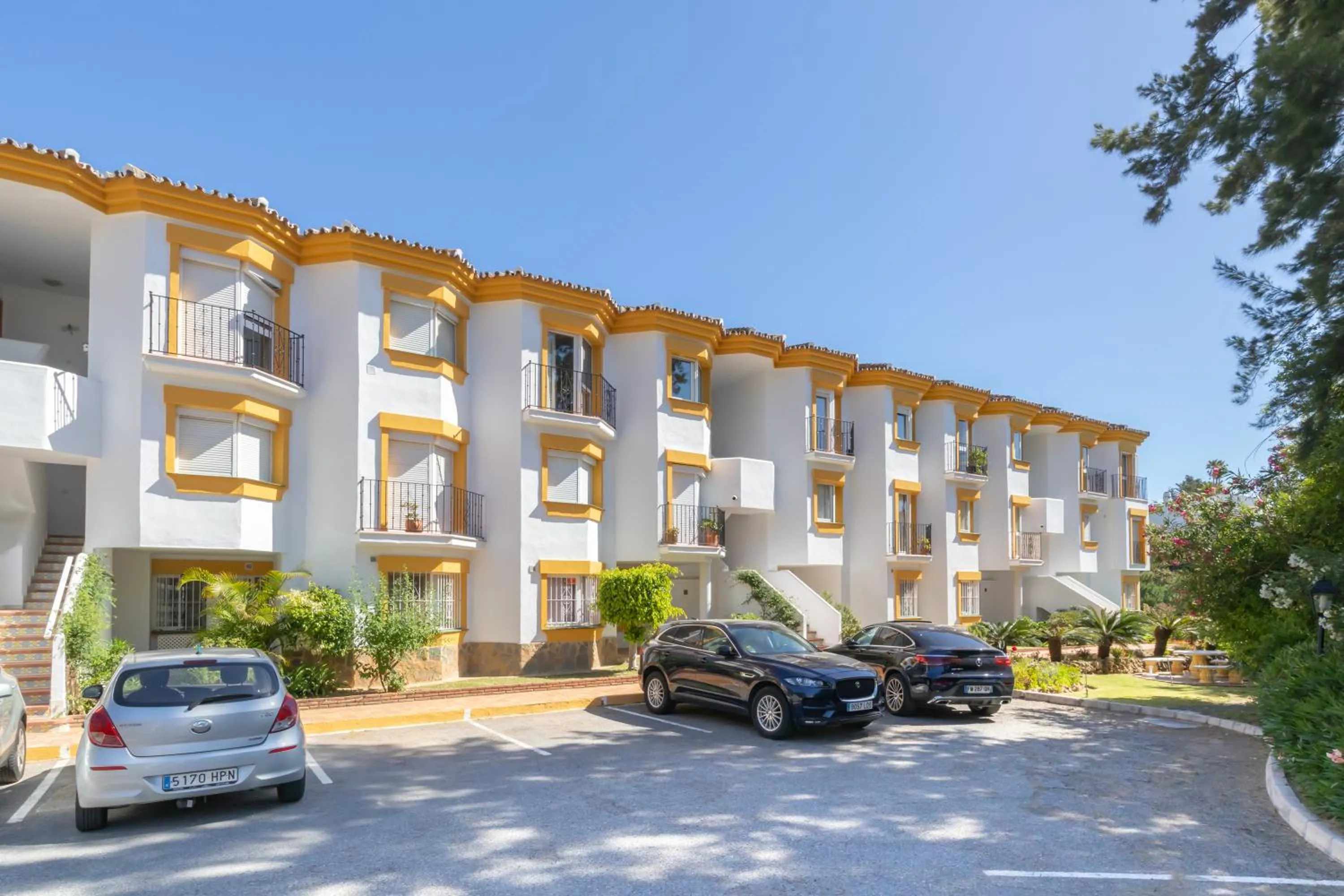 Property building in Calahonda Golf - Happy Rentals