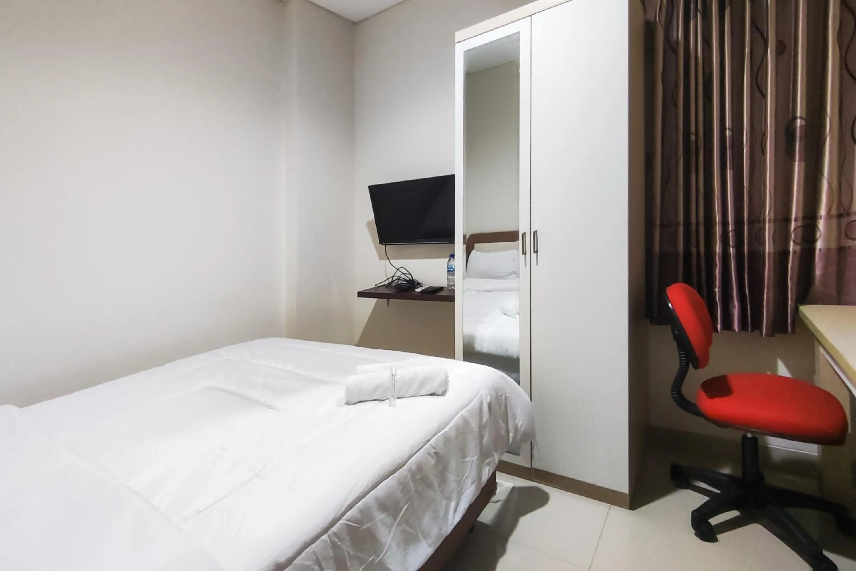 Bedroom, Bed in RedDoorz Plus Near ICE BSD Minerva
