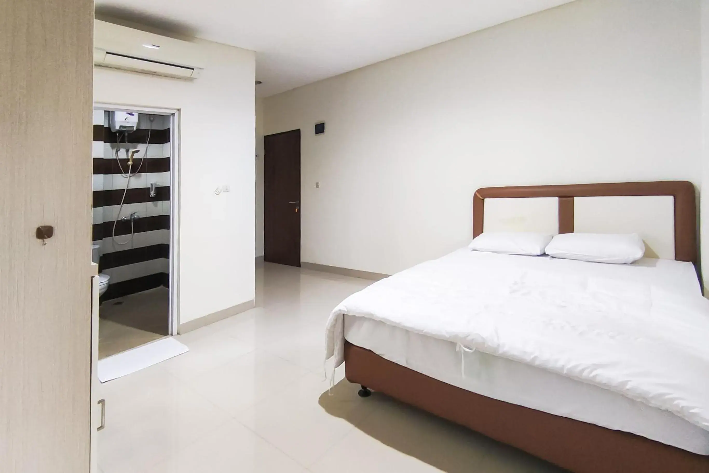 Superior Double Room in RedDoorz Plus Near ICE BSD Minerva Superior Double Room in RedDoorz Plus Near ICE BSD Minerva