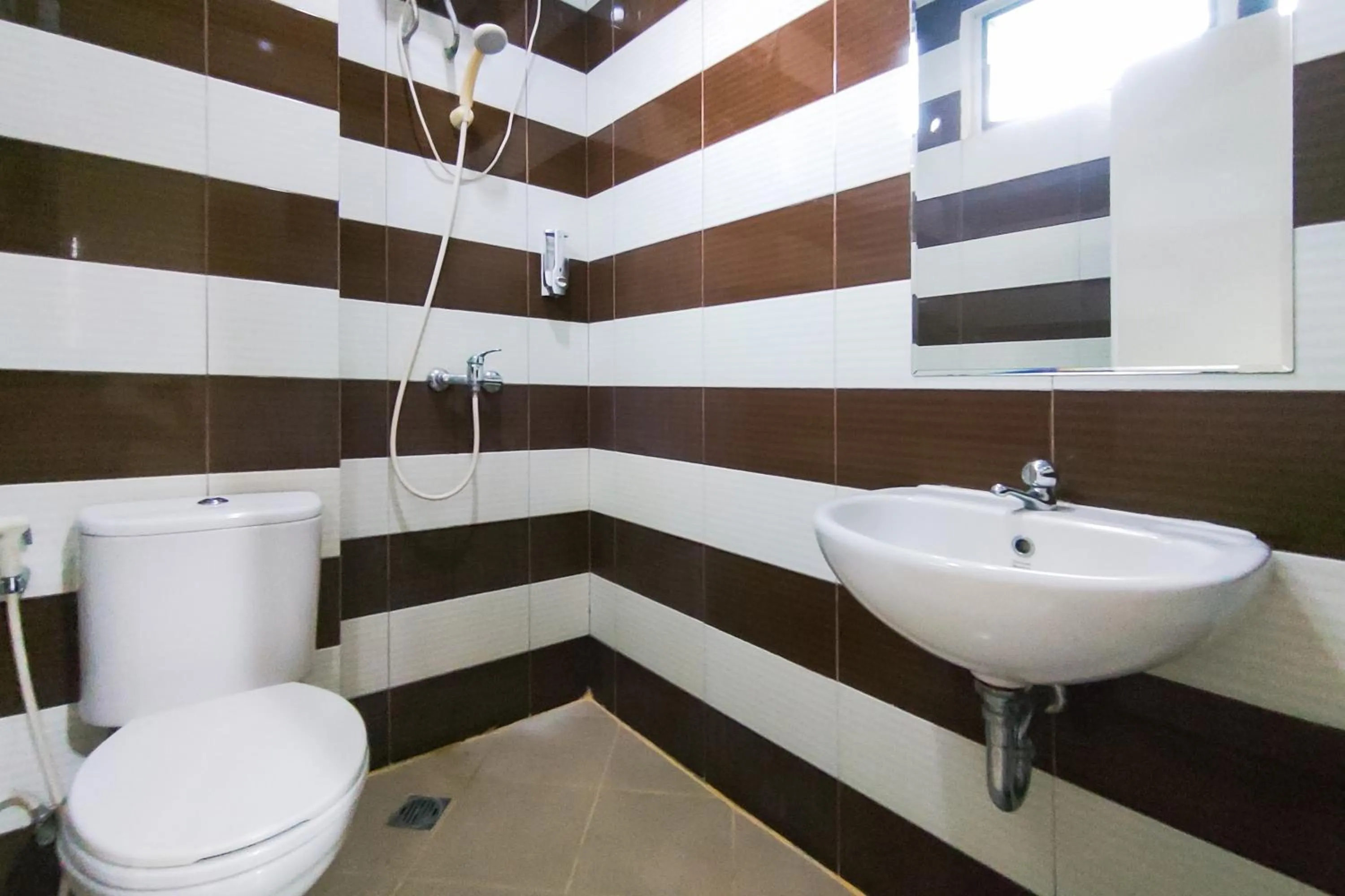 Bathroom in RedDoorz Plus Near ICE BSD Minerva