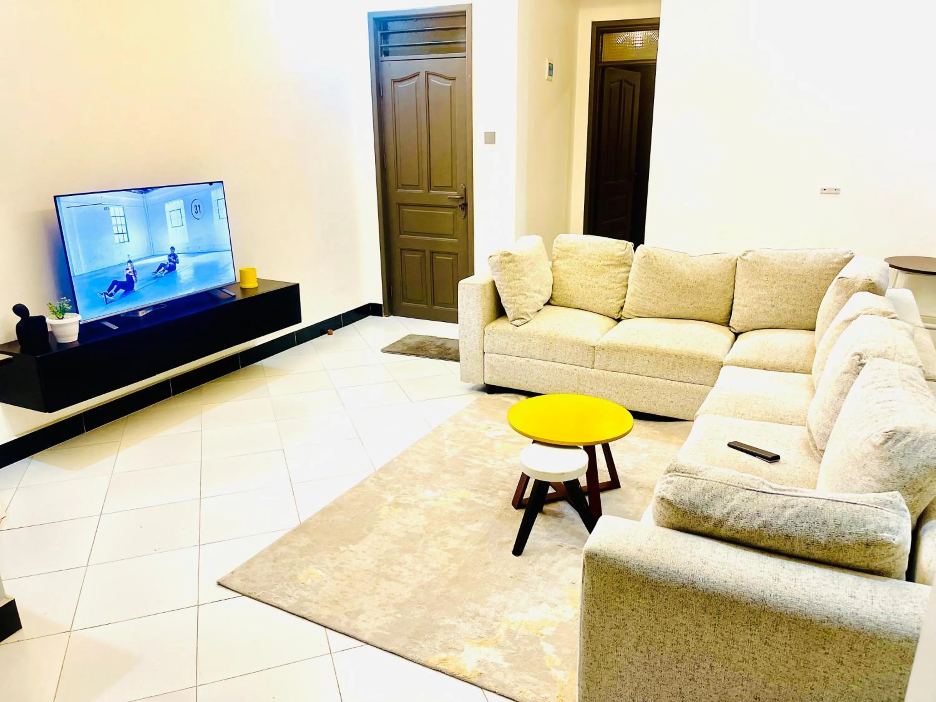 Communal lounge/ TV room in Cozy Kampala Apartment with Great Views
