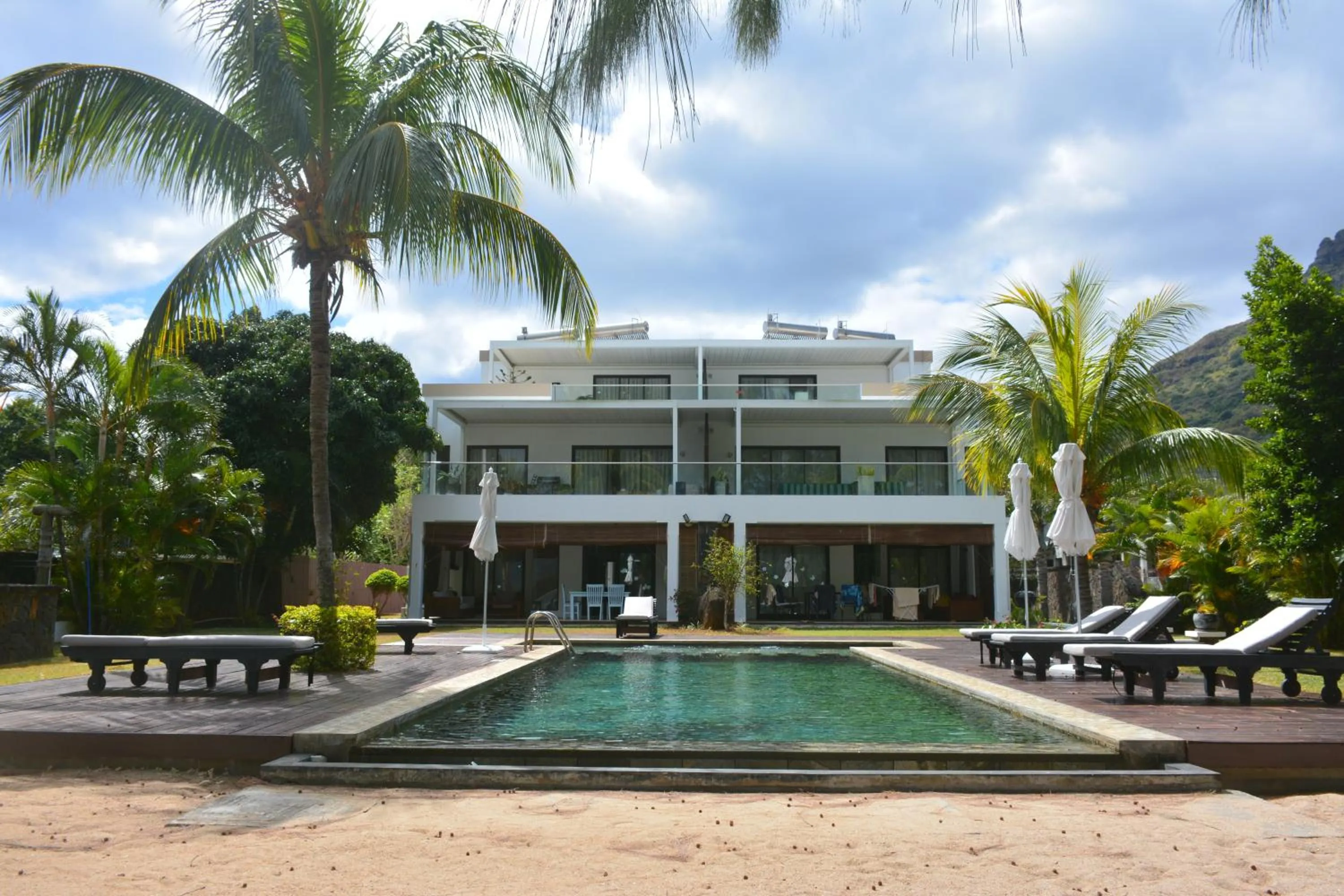 Olana Blue - Beachfront apartment