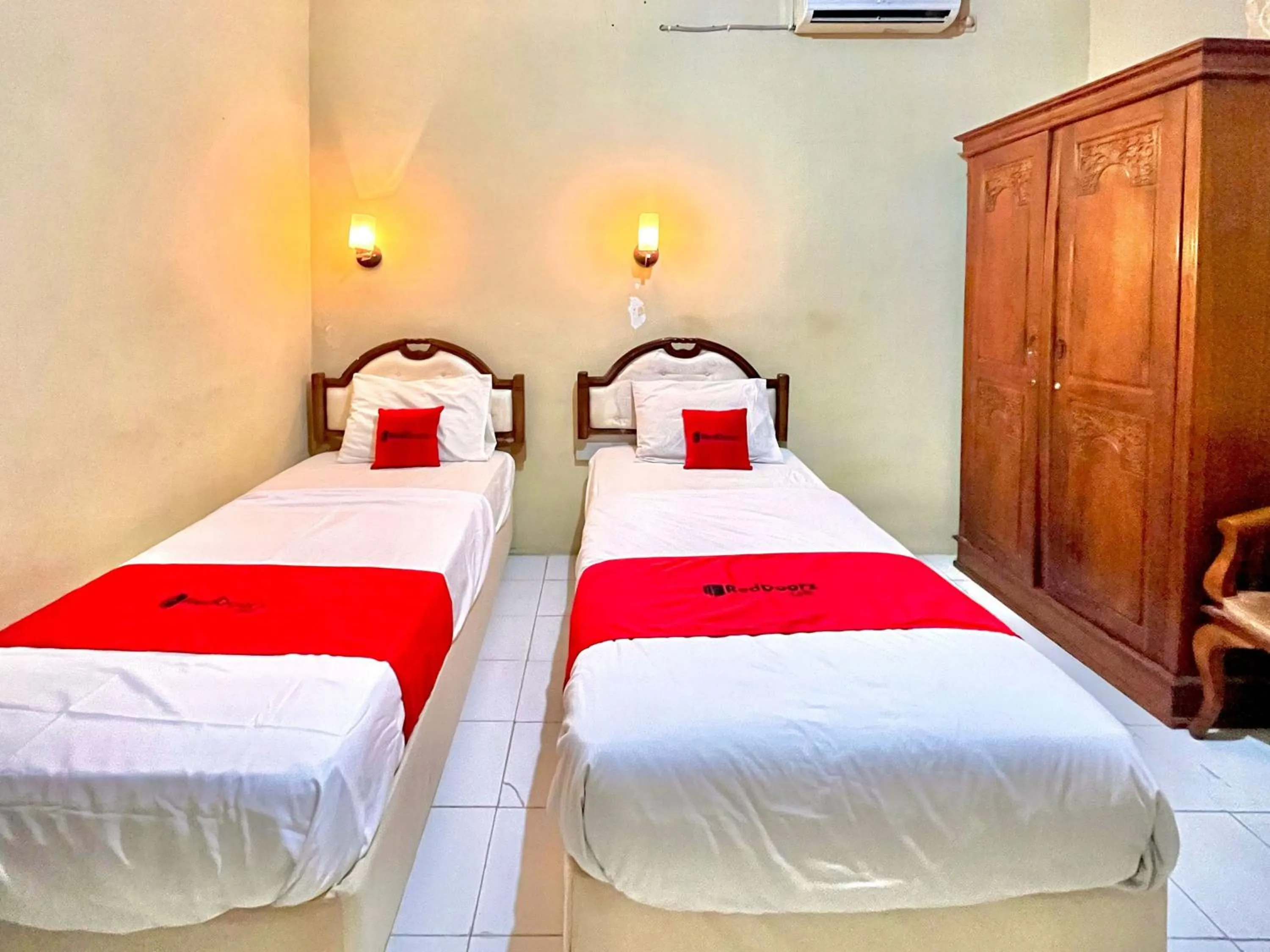 Standard Twin Room in RedDoorz at Hotel Madani Syariah Lempuyangan