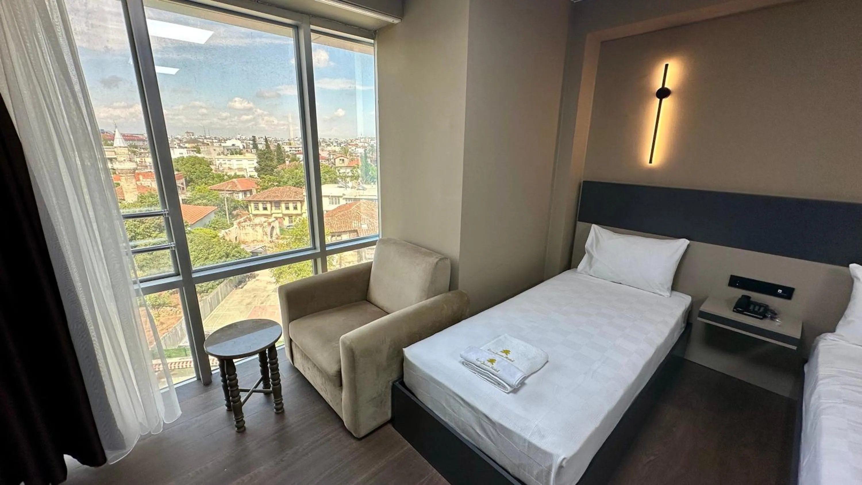 Photo of the whole room, Bed in Esse Joven Hotel