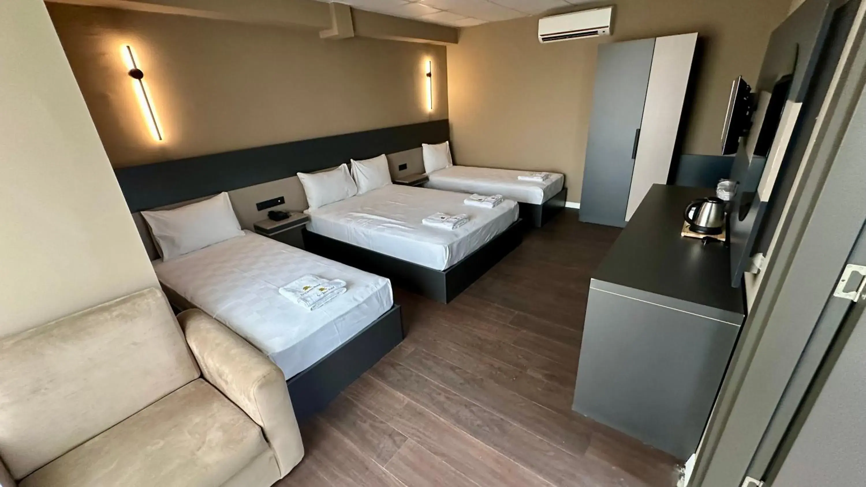 Deluxe Quadruple Room - single occupancy in Esse Joven Hotel Deluxe Quadruple Room - single occupancy in Esse Joven Hotel