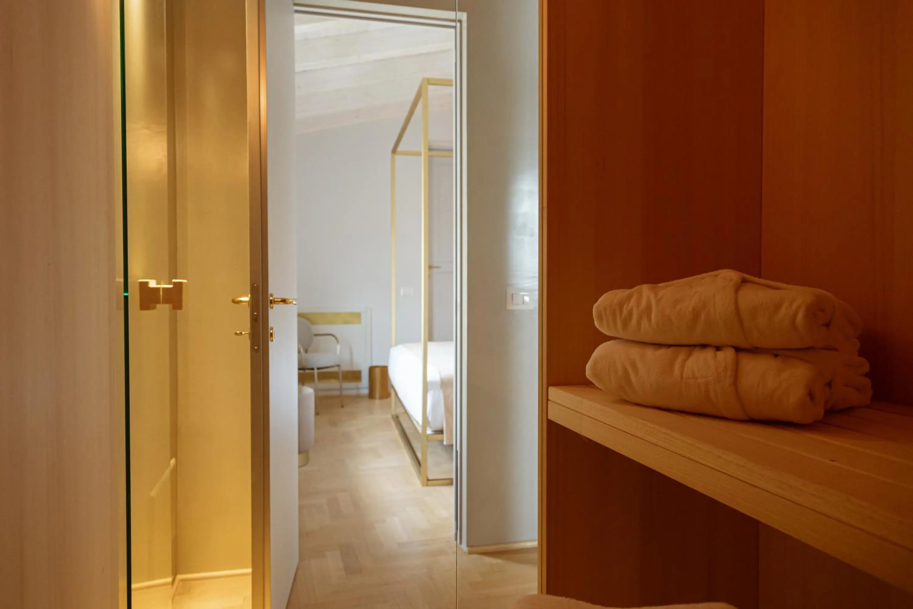 Bathroom, Bed in Palazzo Zimara Boutique Hotel - The D'Angelo Family Collection