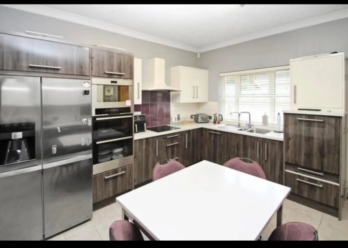 Kitchen/Kitchenette in Almara Guest House