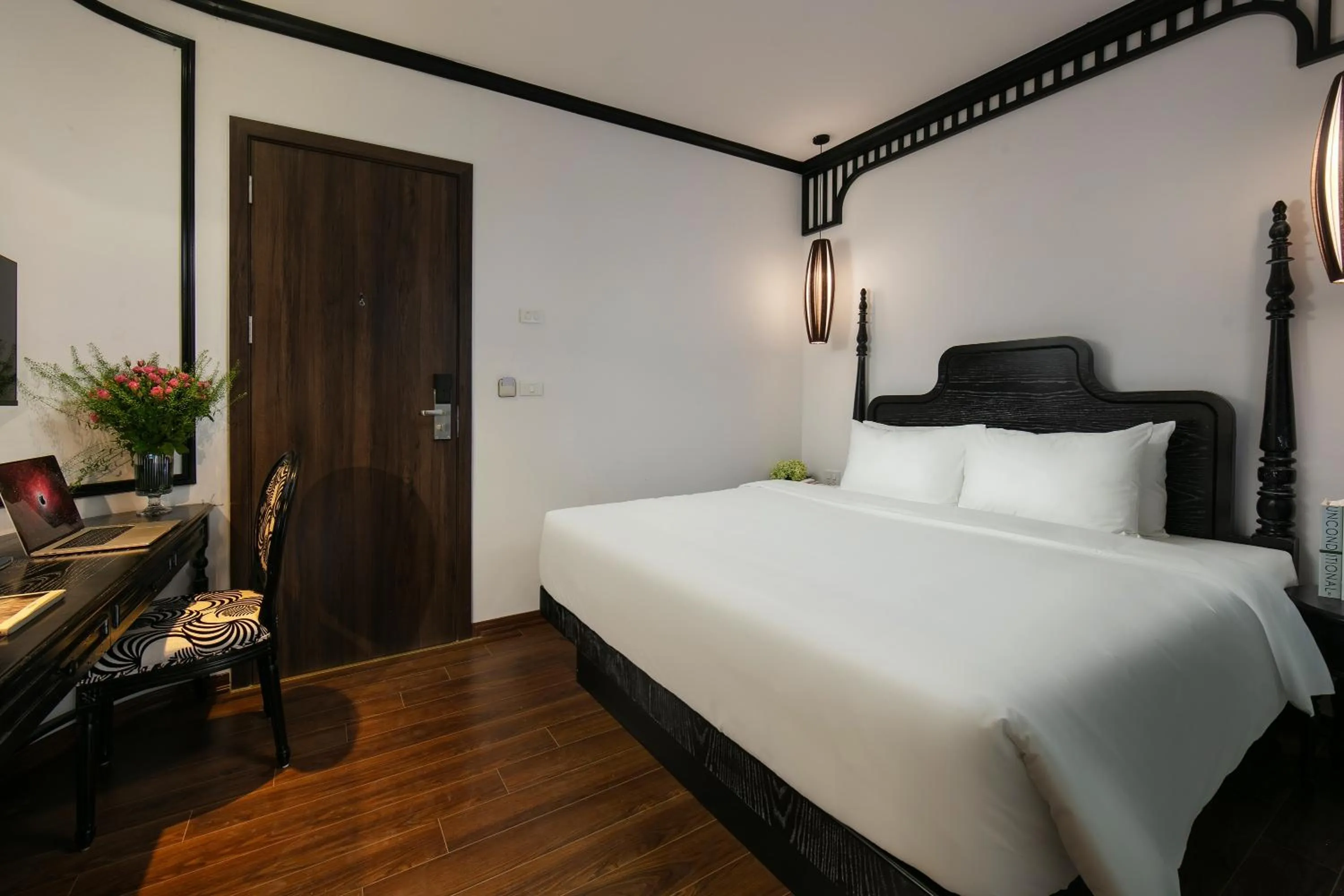 Bed in Hanoi Le Chateau Hotel & Spa