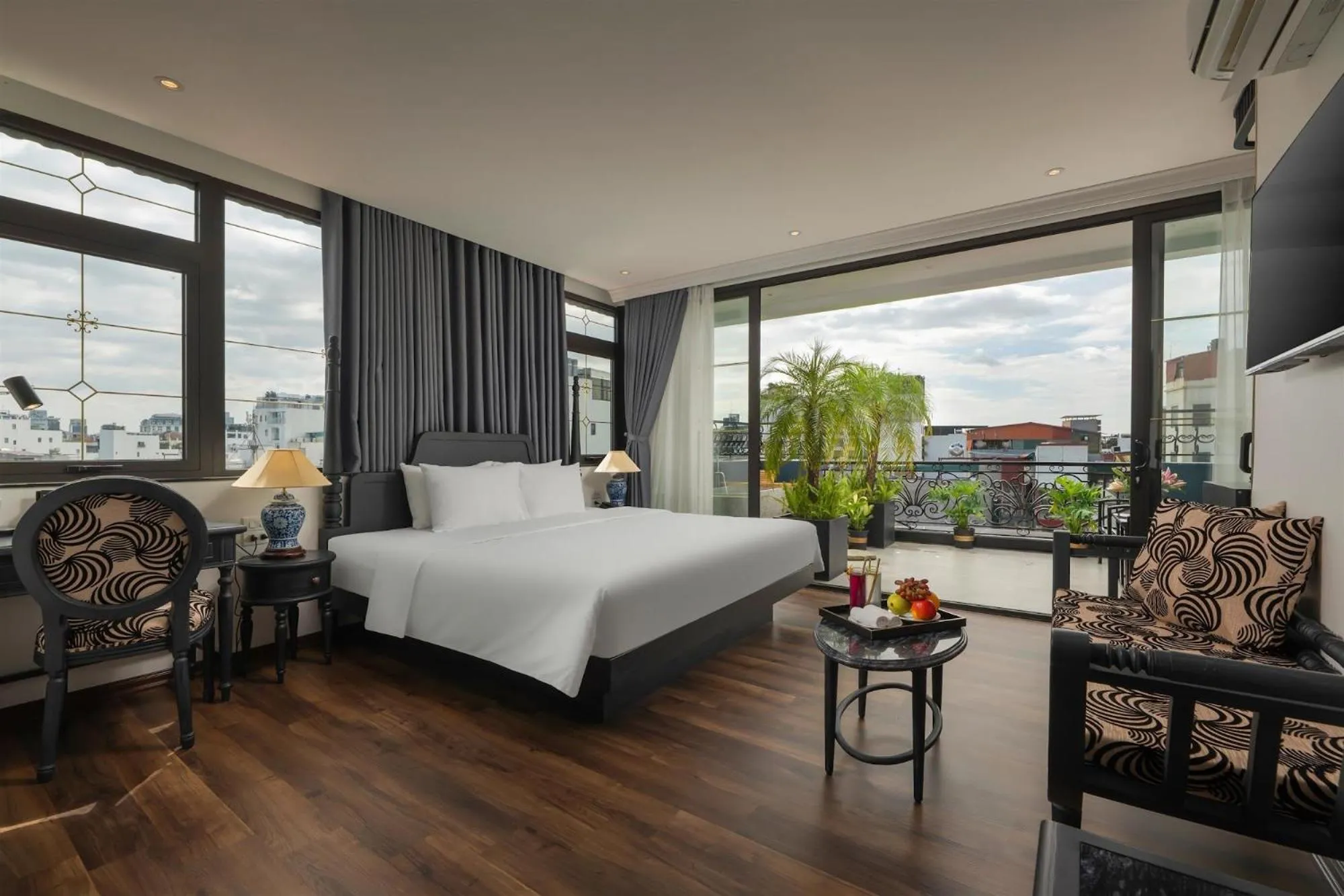 room service, Bed in Hanoi Le Chateau Hotel & Spa