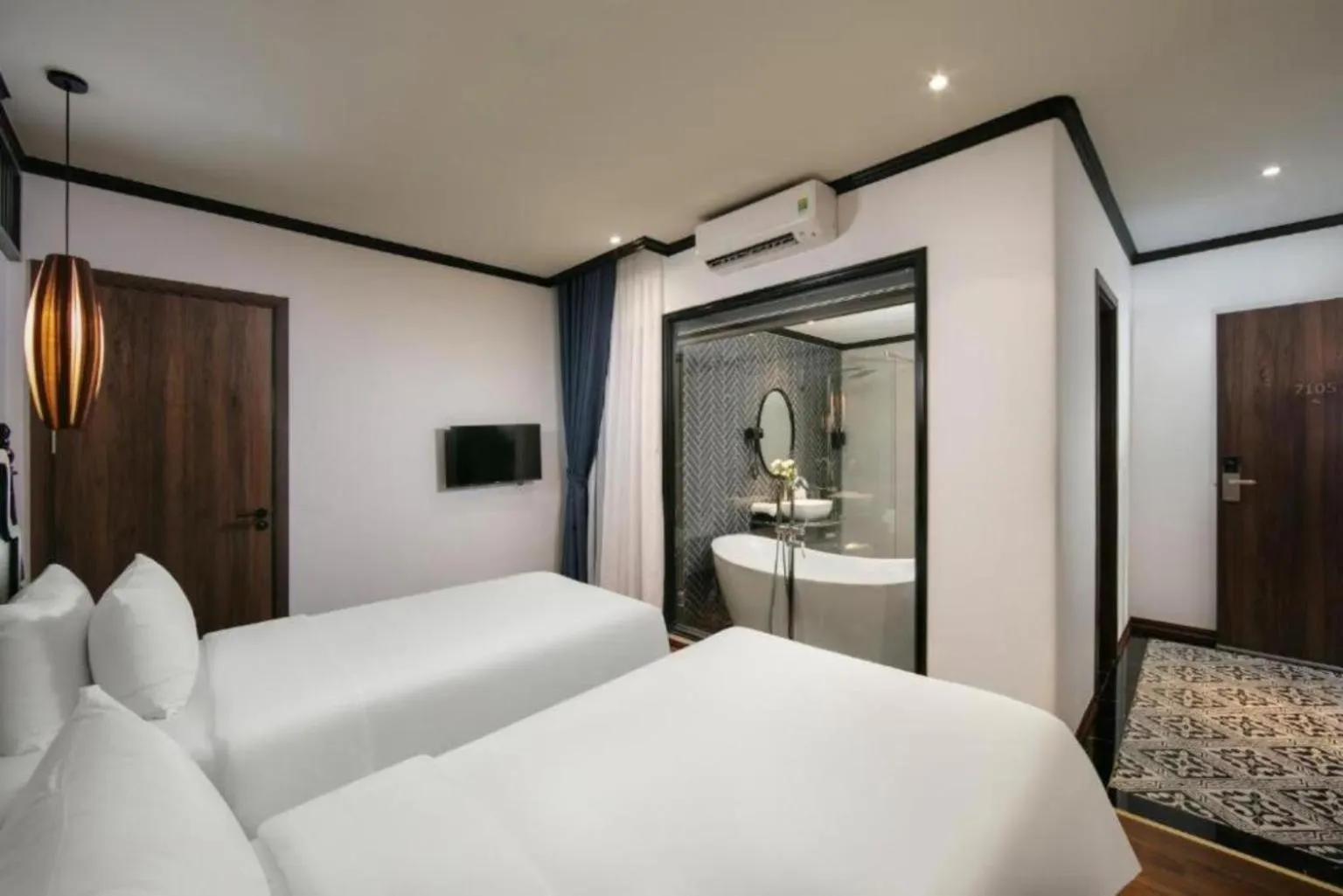 Bed in Hanoi Le Chateau Hotel & Spa