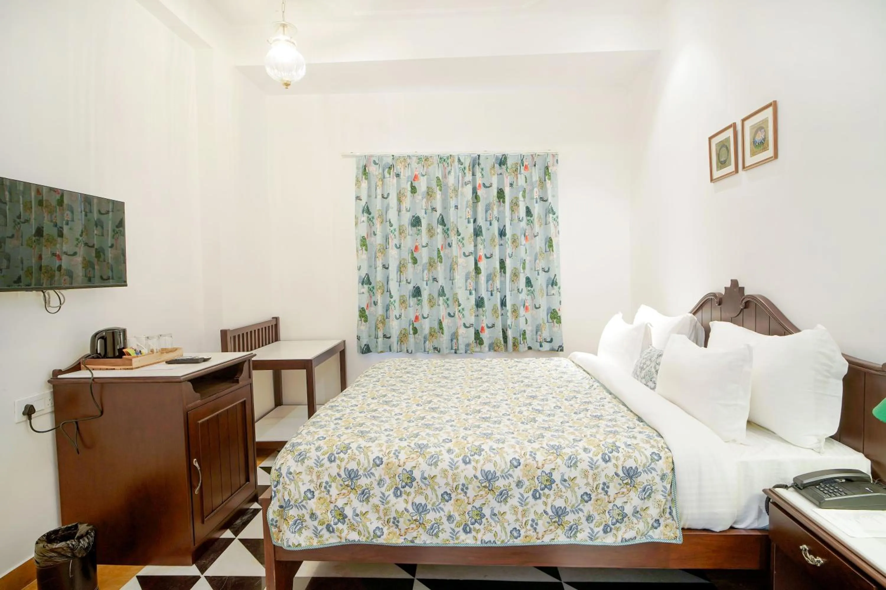 Bed in Grandrosse Boutique - Pichola Lake Facing Hotel