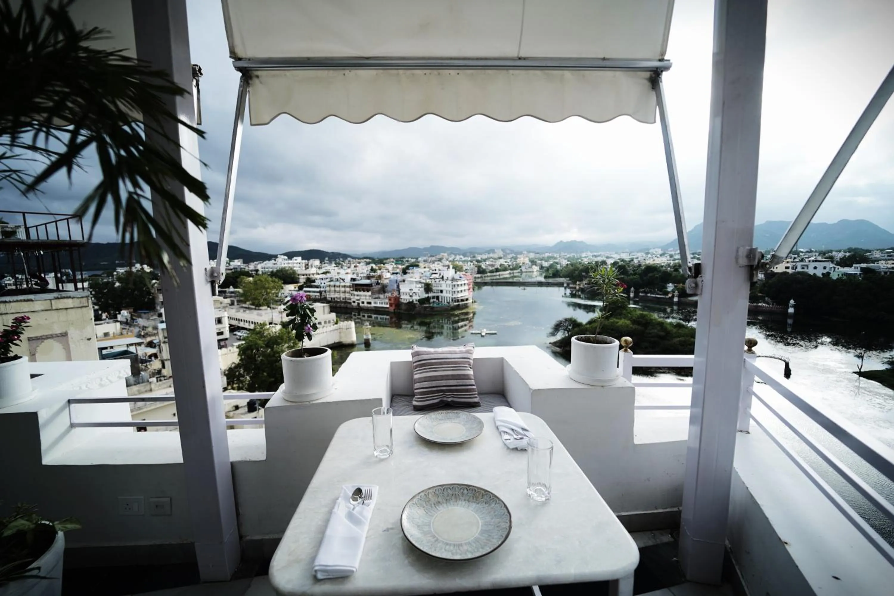 Restaurant/places to eat in Grandrosse Boutique - Pichola Lake Facing Hotel