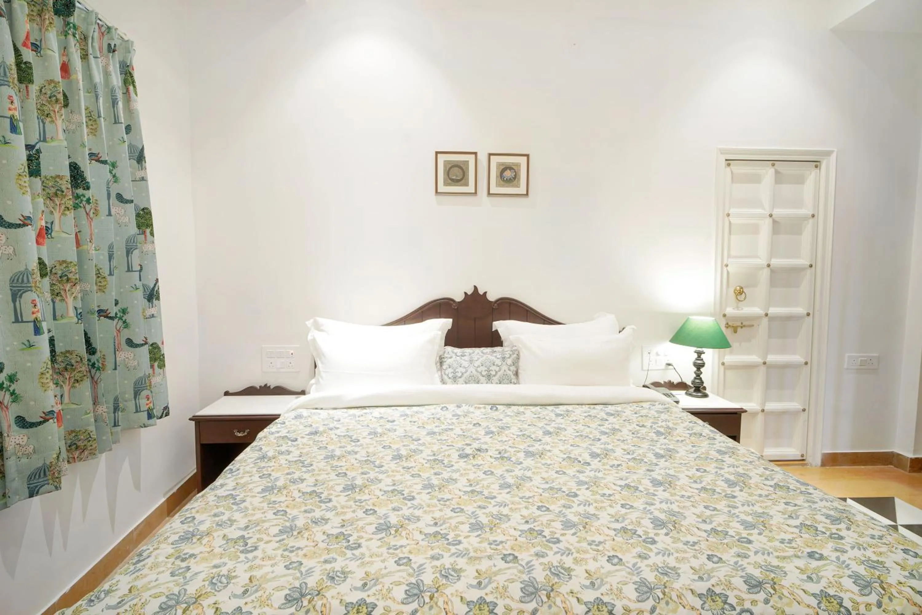 Bed in Grandrosse Boutique - Pichola Lake Facing Hotel