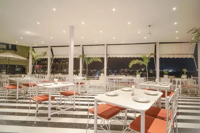 Restaurant/places to eat in Grandrosse Boutique - Pichola Lake Facing Hotel