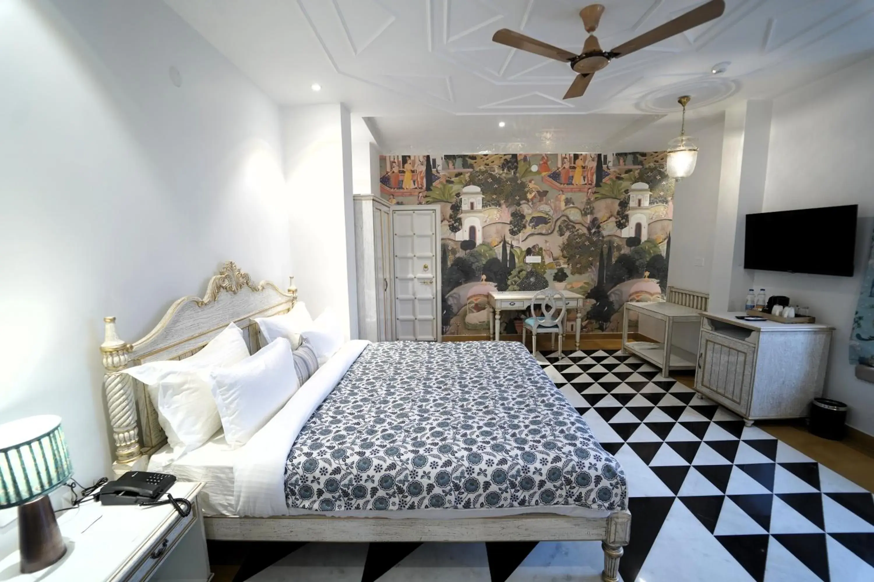 Suite with Lake View in Grandrosse Boutique - Pichola Lake Facing Hotel Suite with Lake View in Grandrosse Boutique - Pichola Lake Facing Hotel