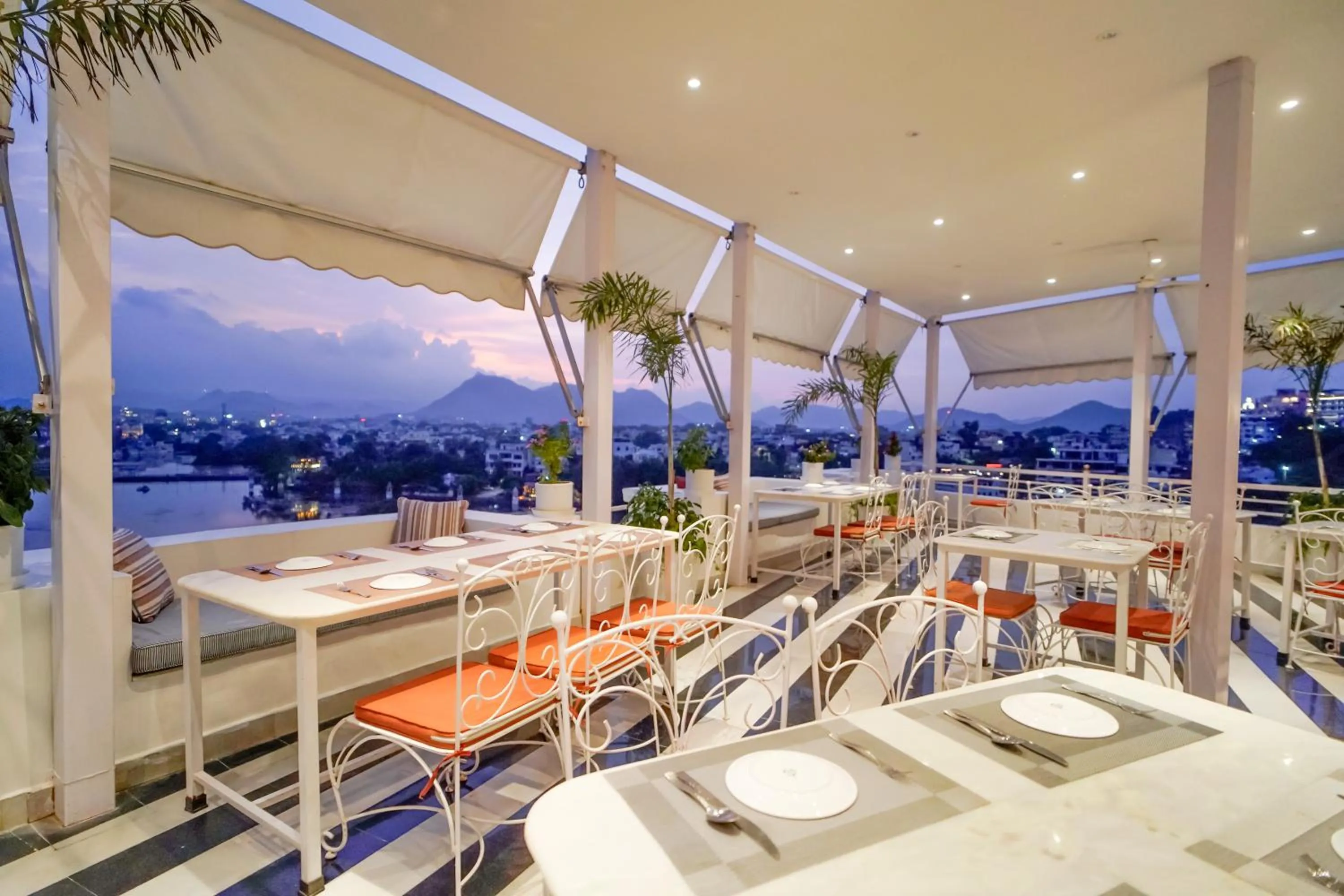 Restaurant/places to eat in Grandrosse Boutique - Pichola Lake Facing Hotel