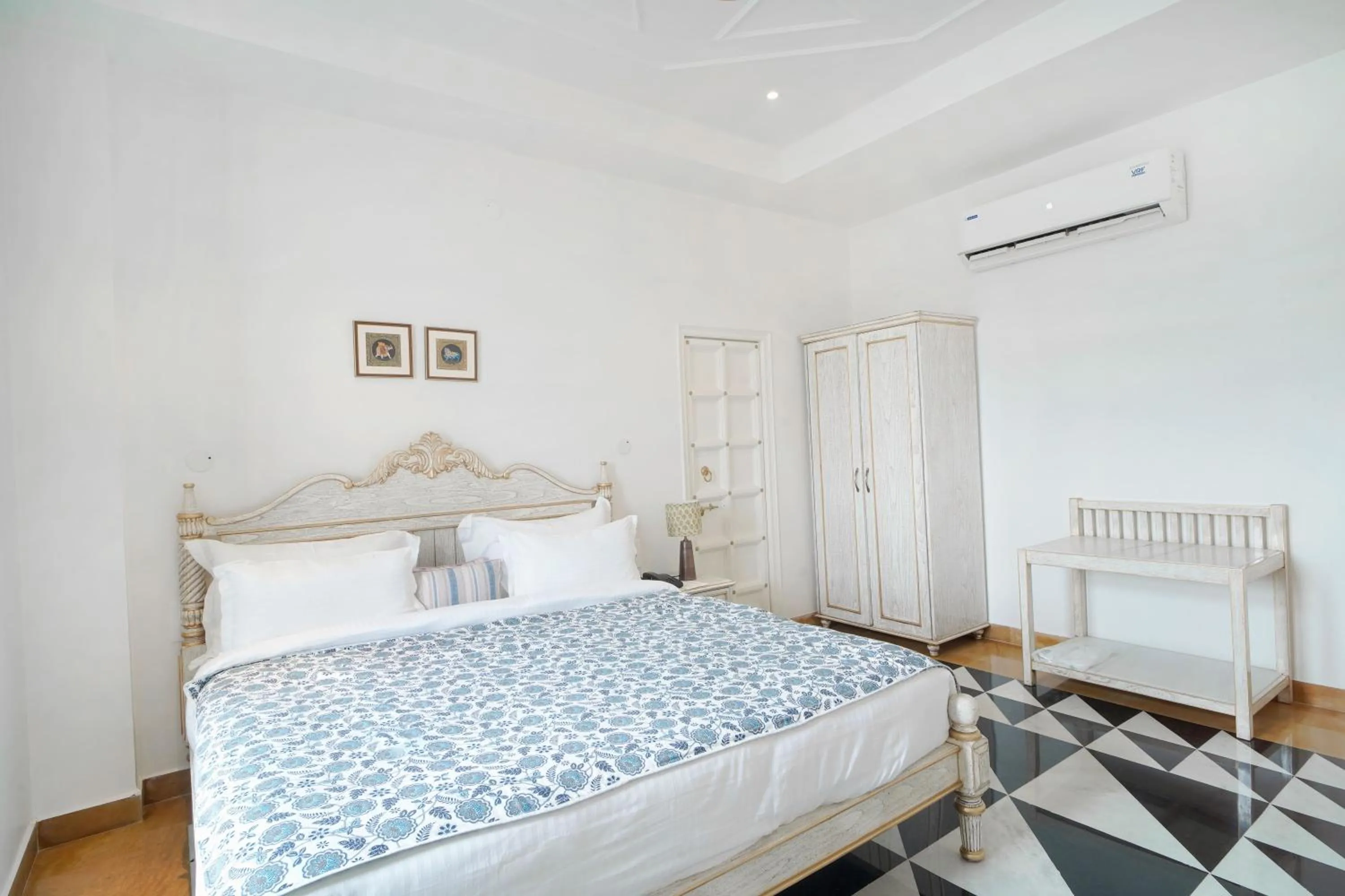 Bathroom, Bed in Grandrosse Boutique - Pichola Lake Facing Hotel