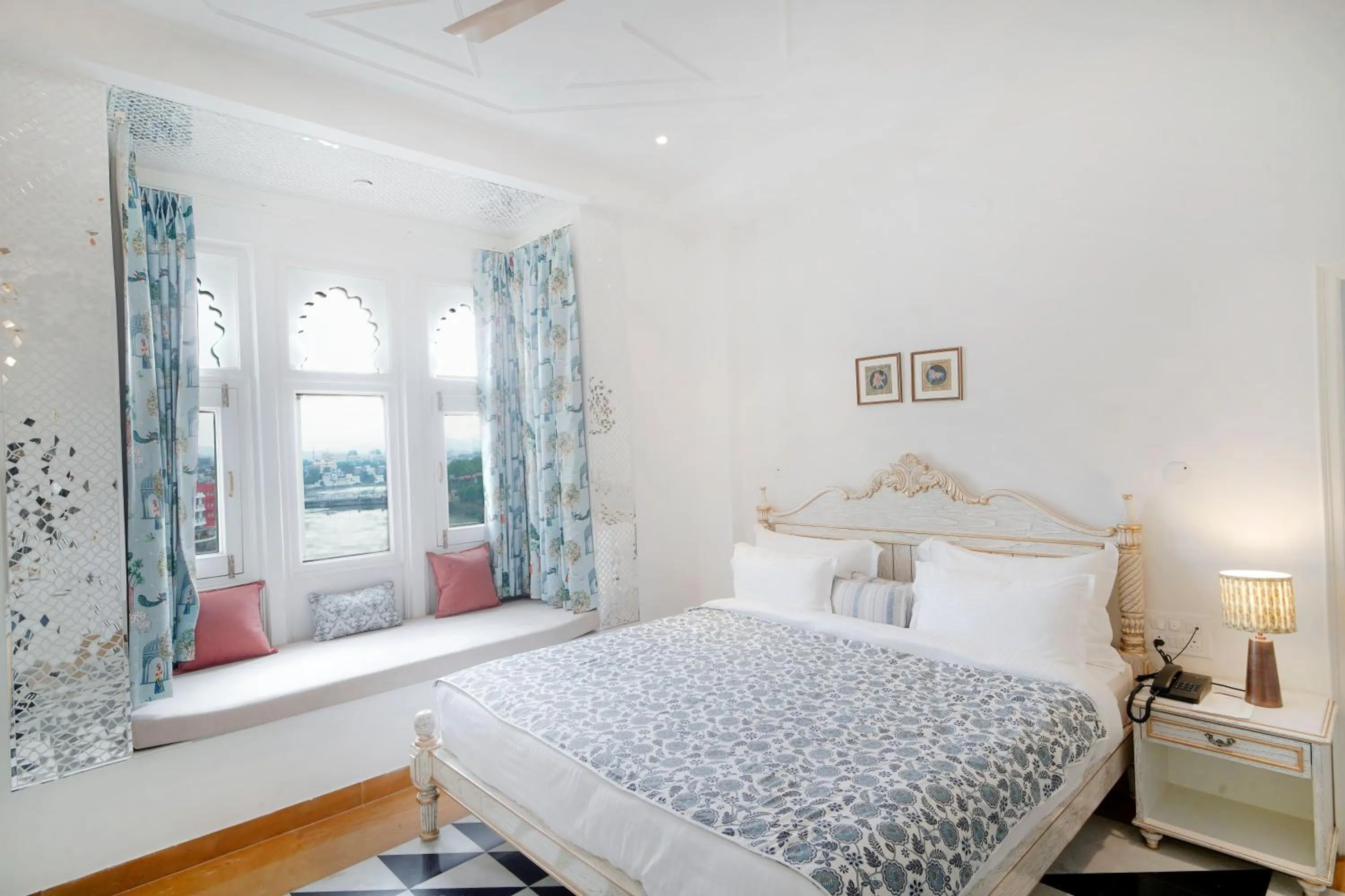 Lake view, Bed in Grandrosse Boutique - Pichola Lake Facing Hotel