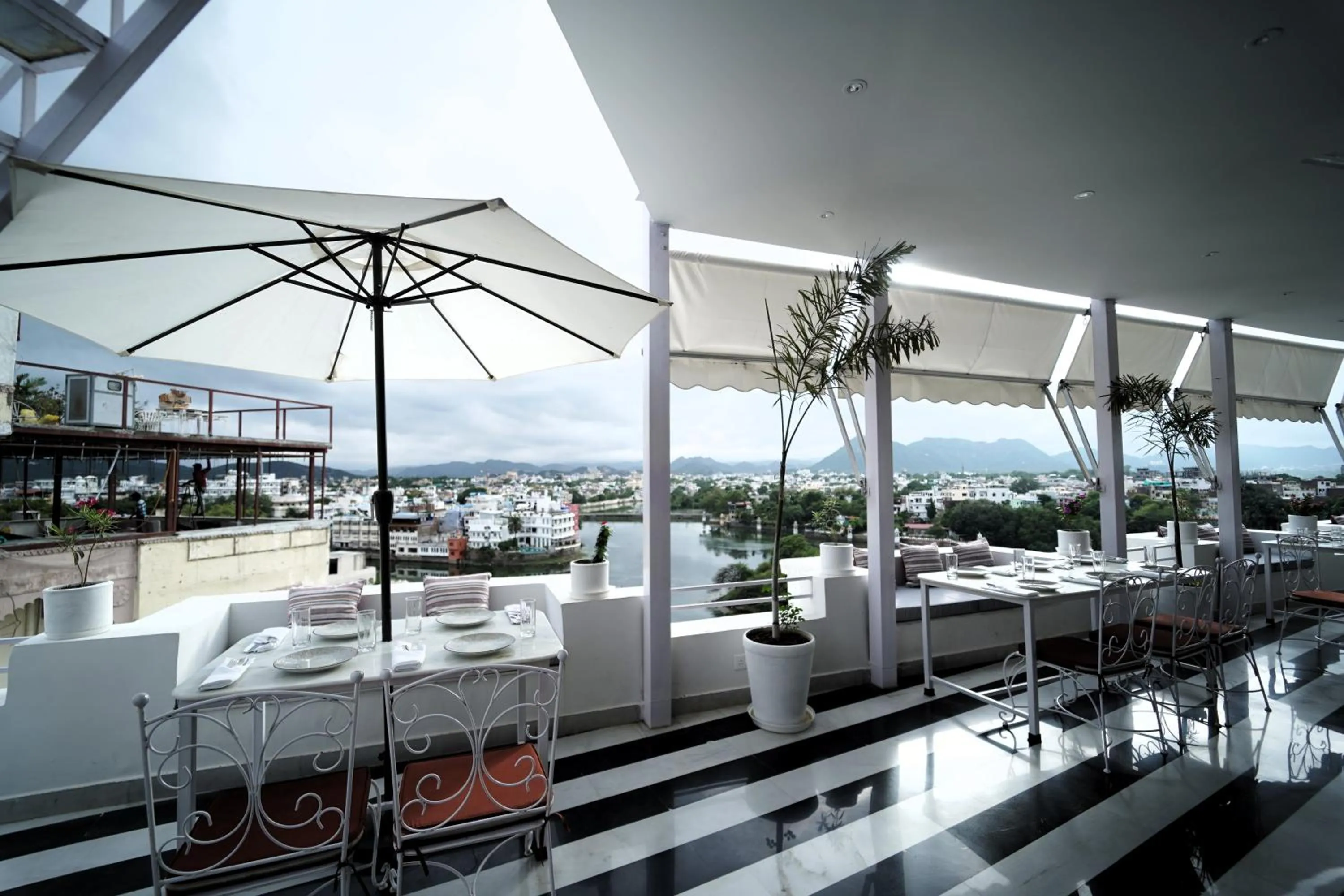 Restaurant/places to eat in Grandrosse Boutique - Pichola Lake Facing Hotel