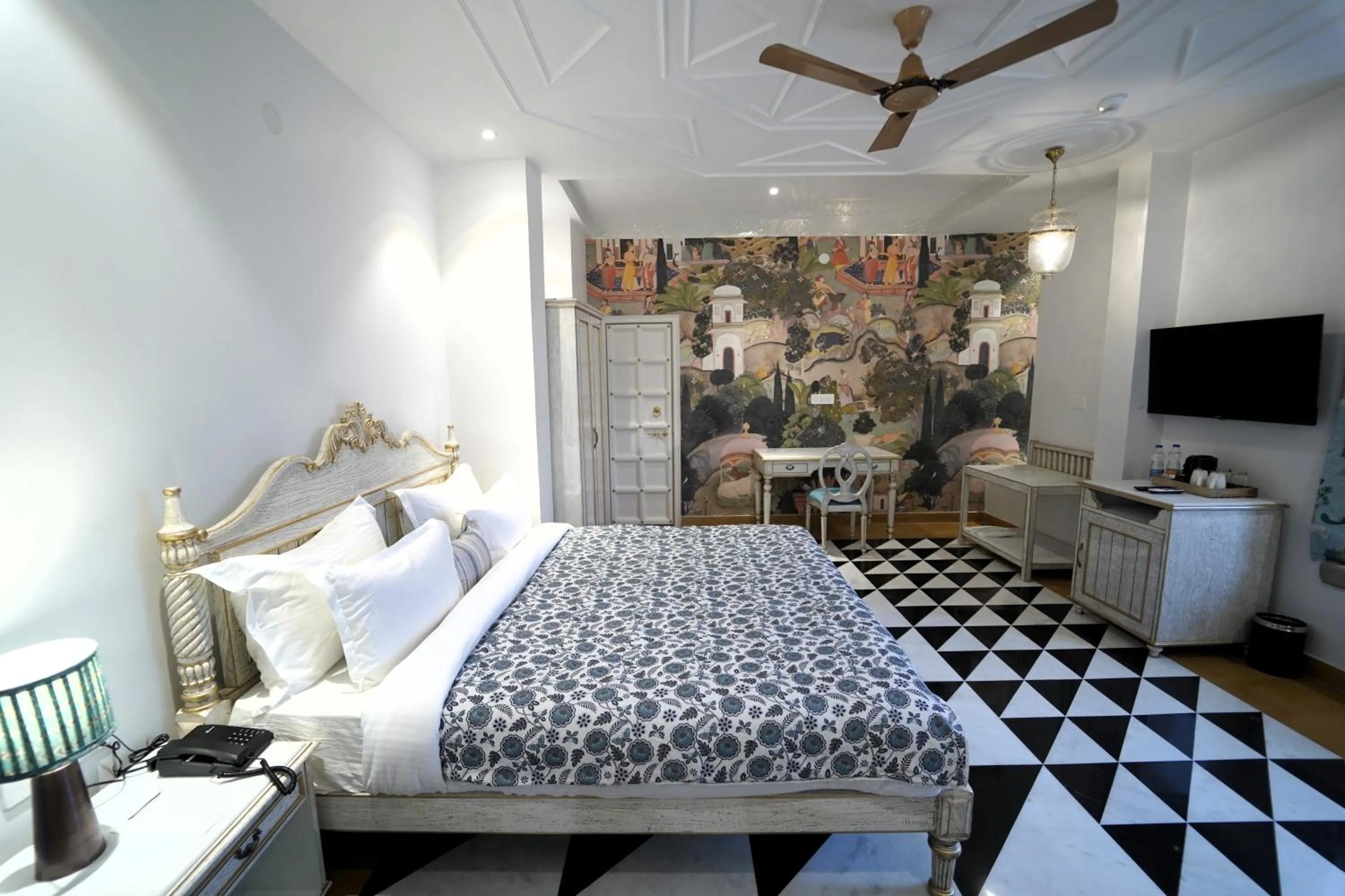 Communal lounge/ TV room, Bed in Grandrosse Boutique - Pichola Lake Facing Hotel