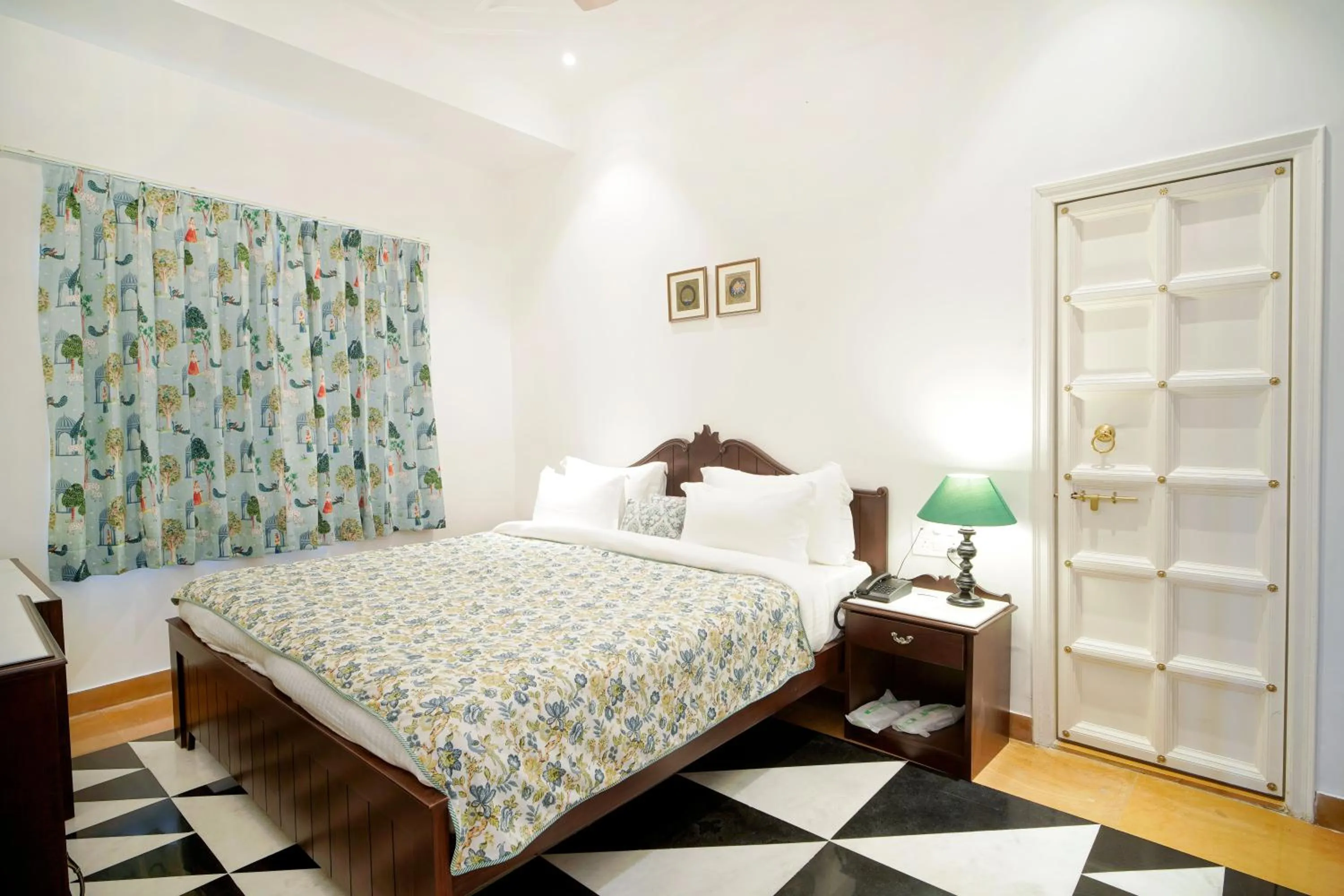 Bed in Grandrosse Boutique - Pichola Lake Facing Hotel