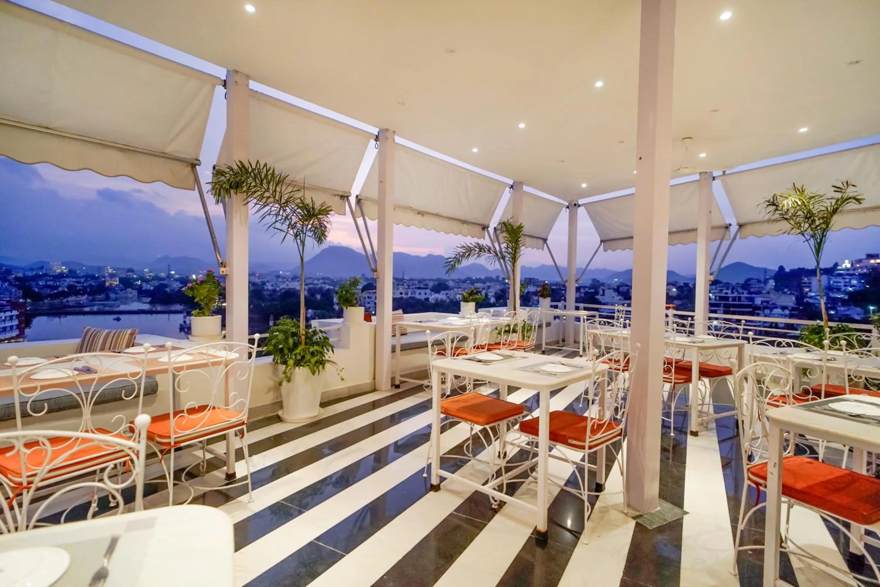 Restaurant/places to eat in Grandrosse Boutique - Pichola Lake Facing Hotel