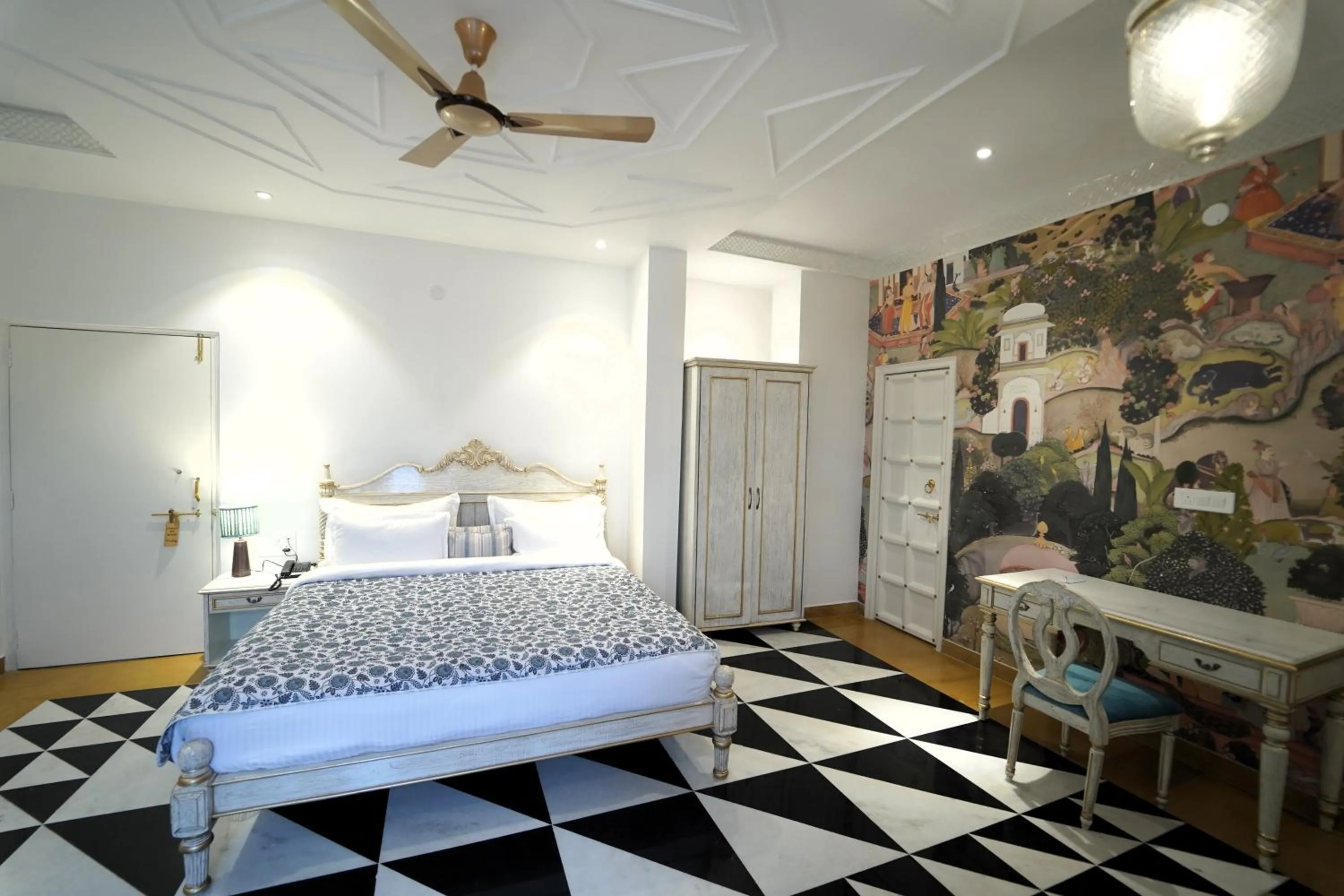 Bed in Grandrosse Boutique - Pichola Lake Facing Hotel