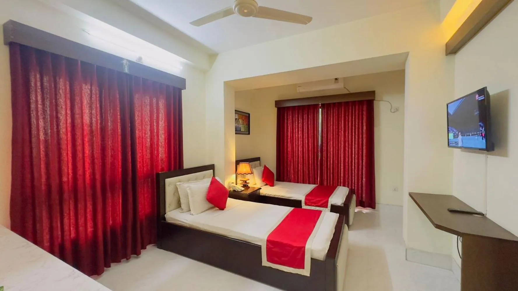 Communal lounge/ TV room in Circle Inn