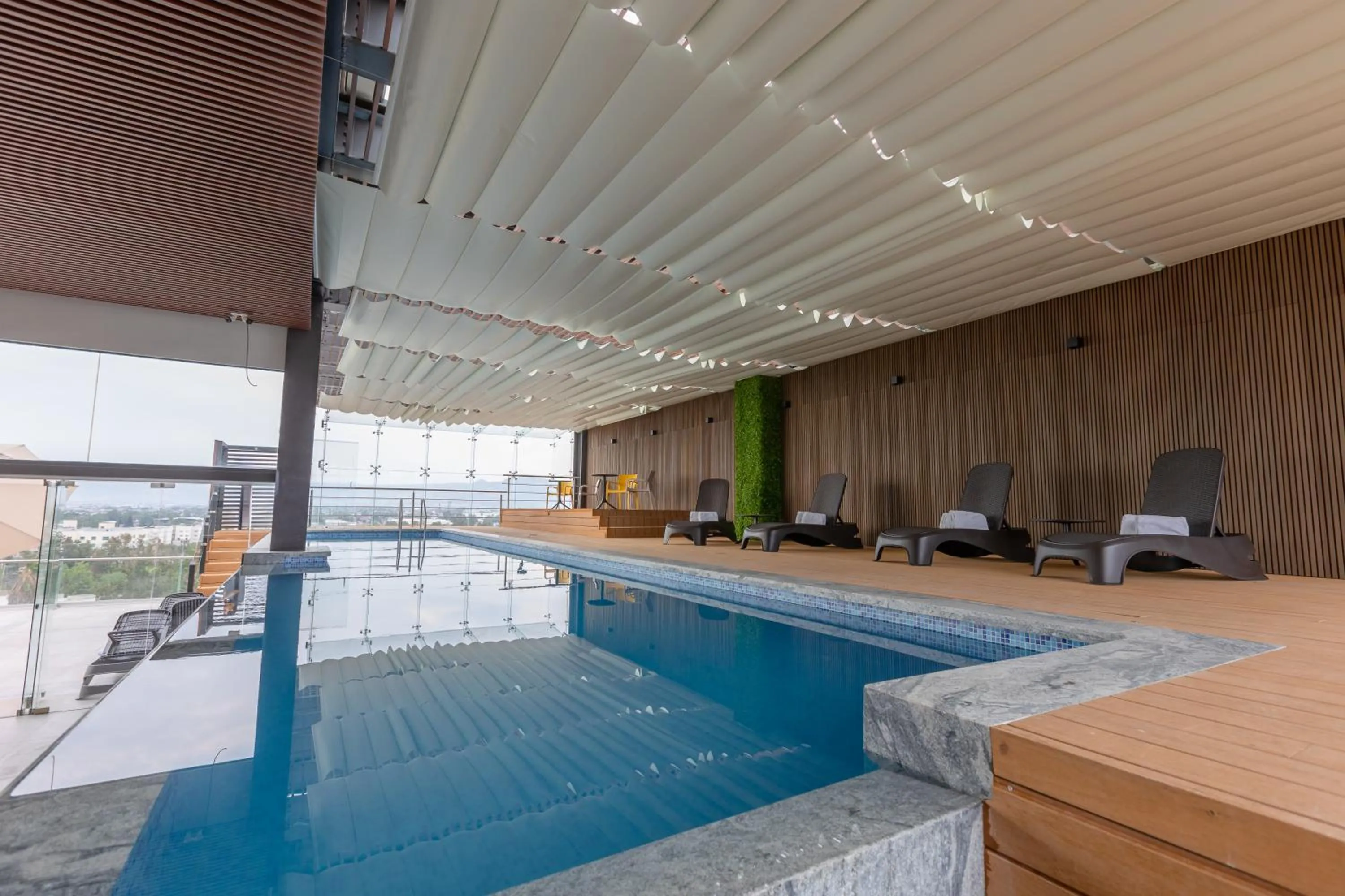 Swimming pool in Hotel Noite Business Class