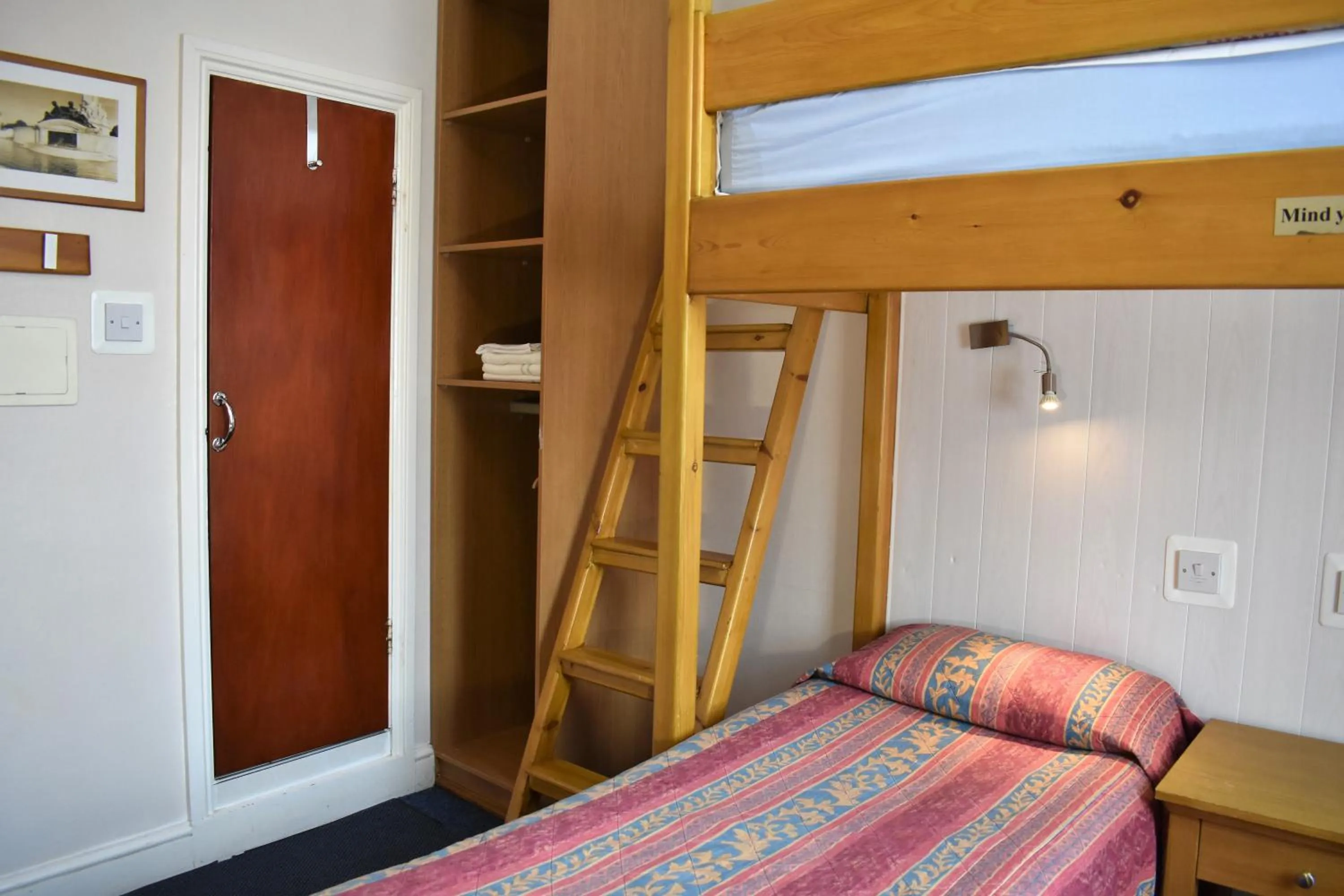 Bedroom, Bed in Macdonald Hotel