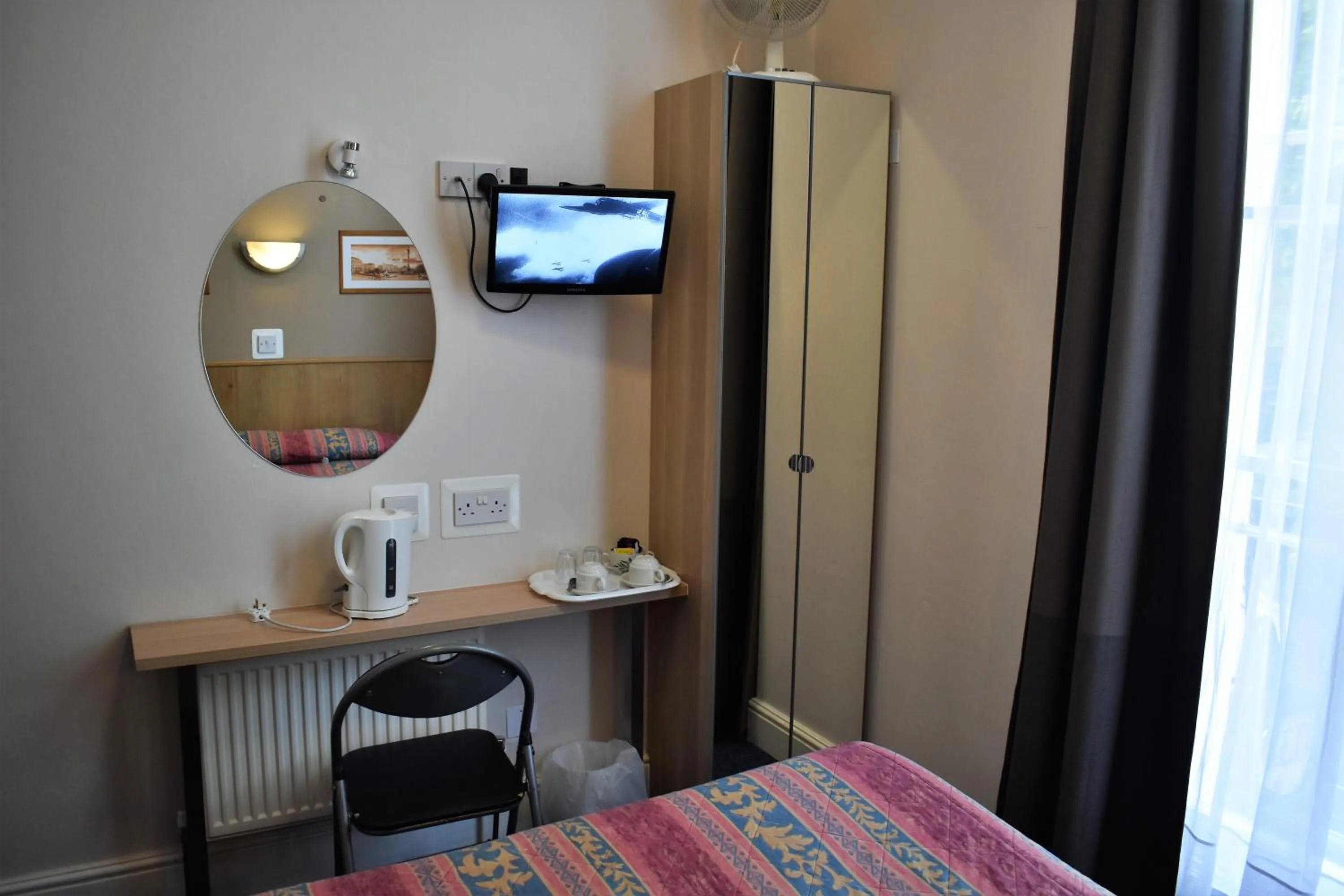 Bedroom, Bed in Macdonald Hotel