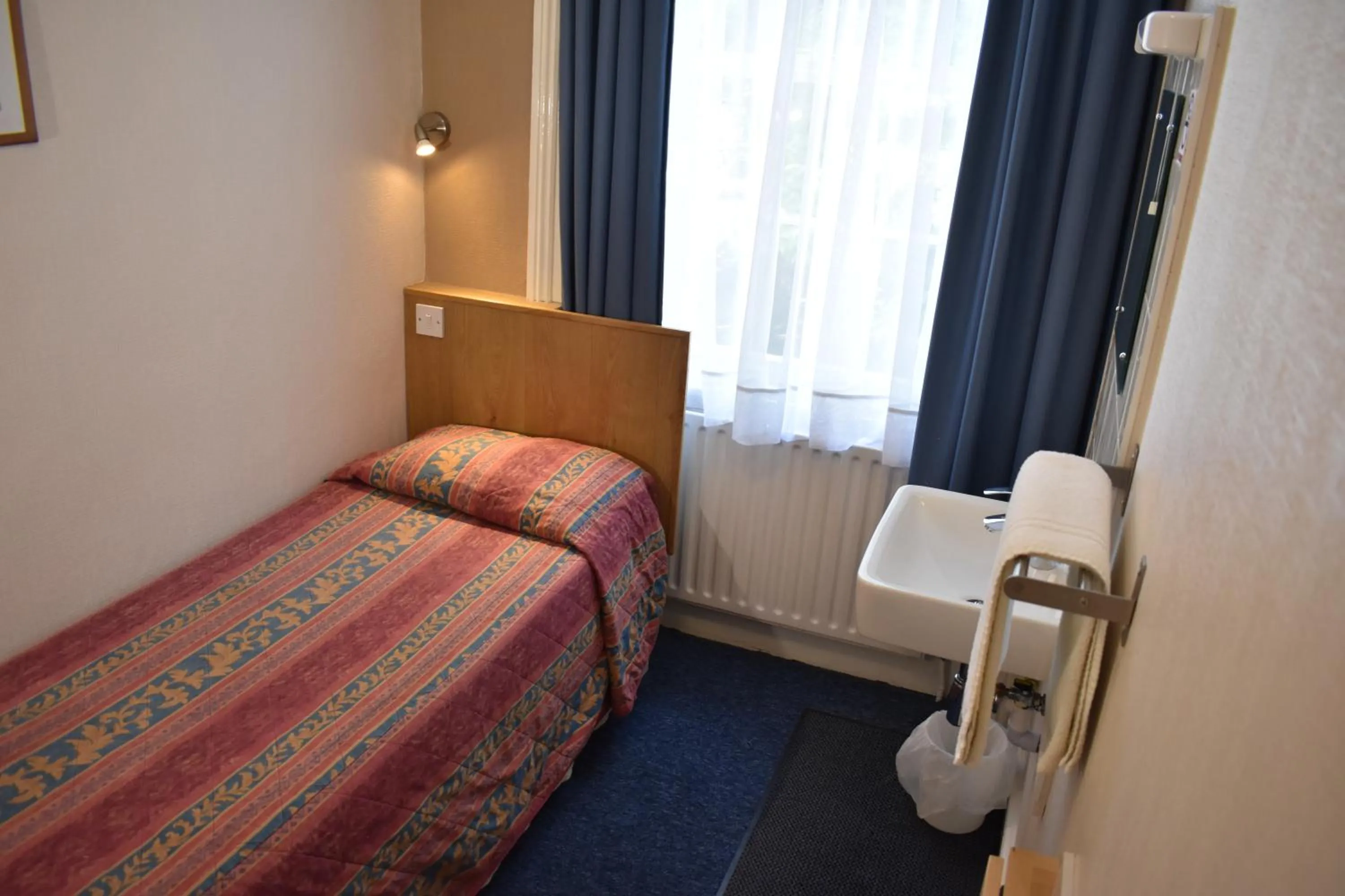 Bedroom, Bed in Macdonald Hotel