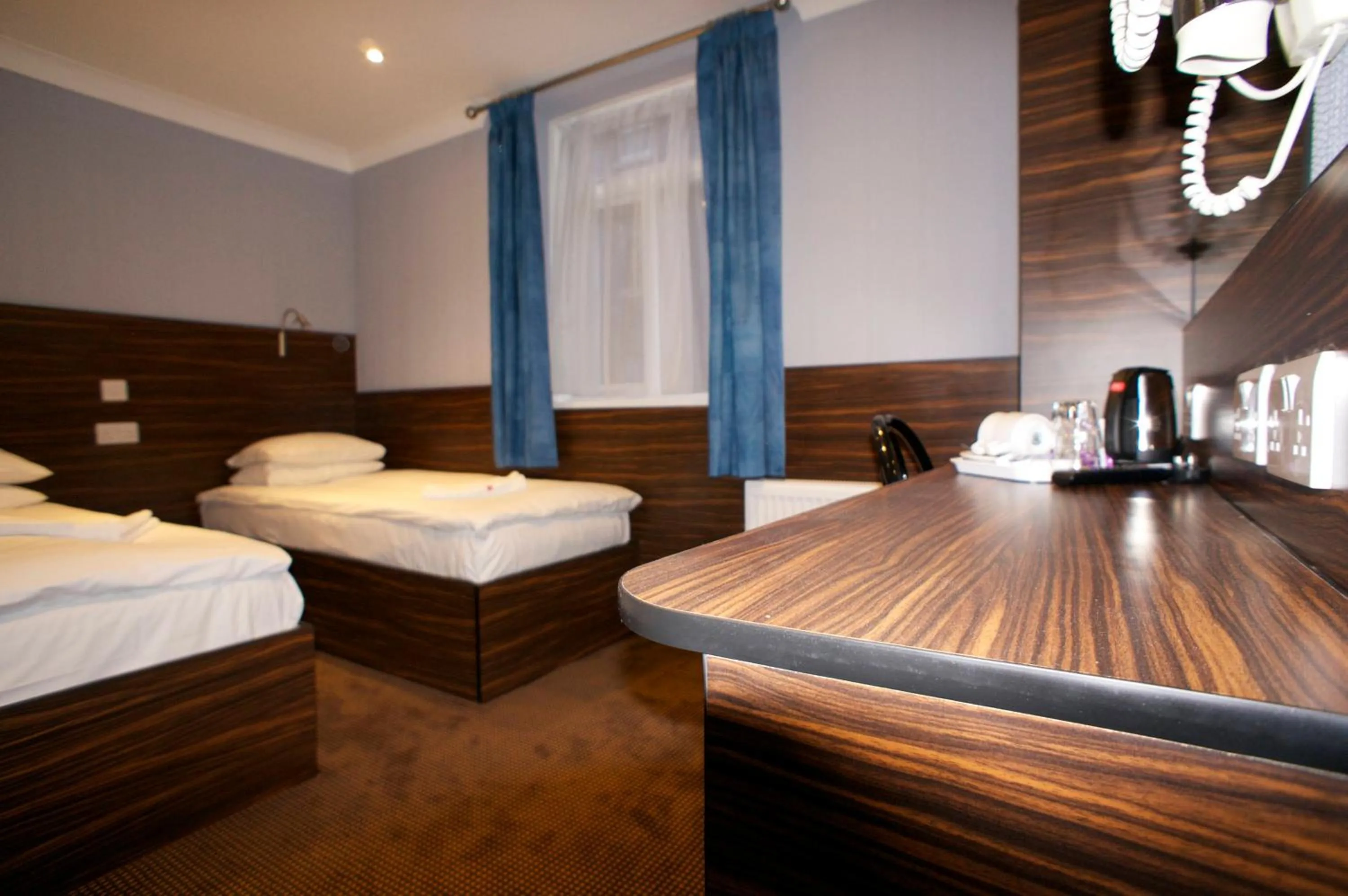 Bedroom, Bed in Crestfield Hotel