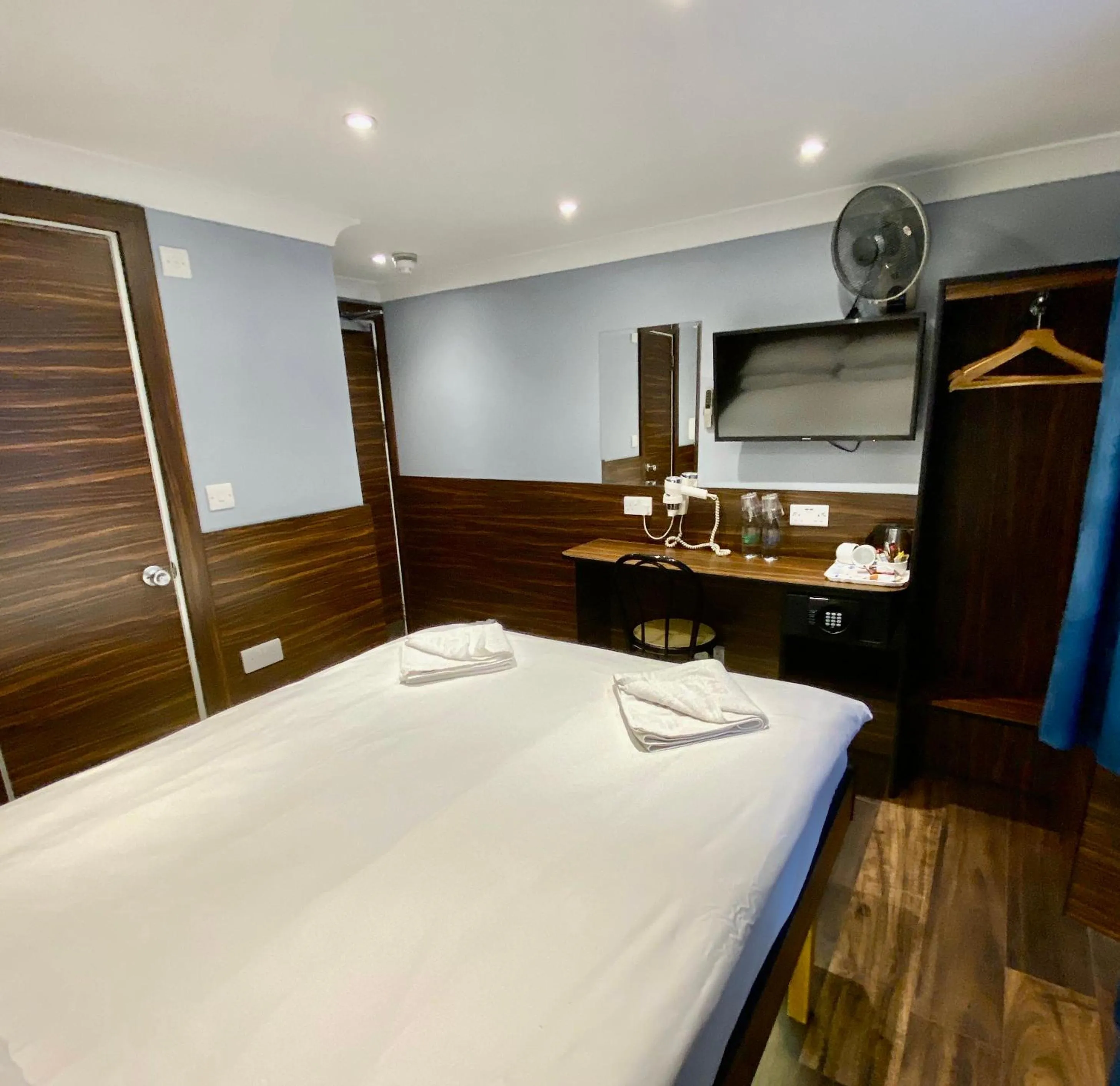 Photo of the whole room, Bed in Crestfield Hotel