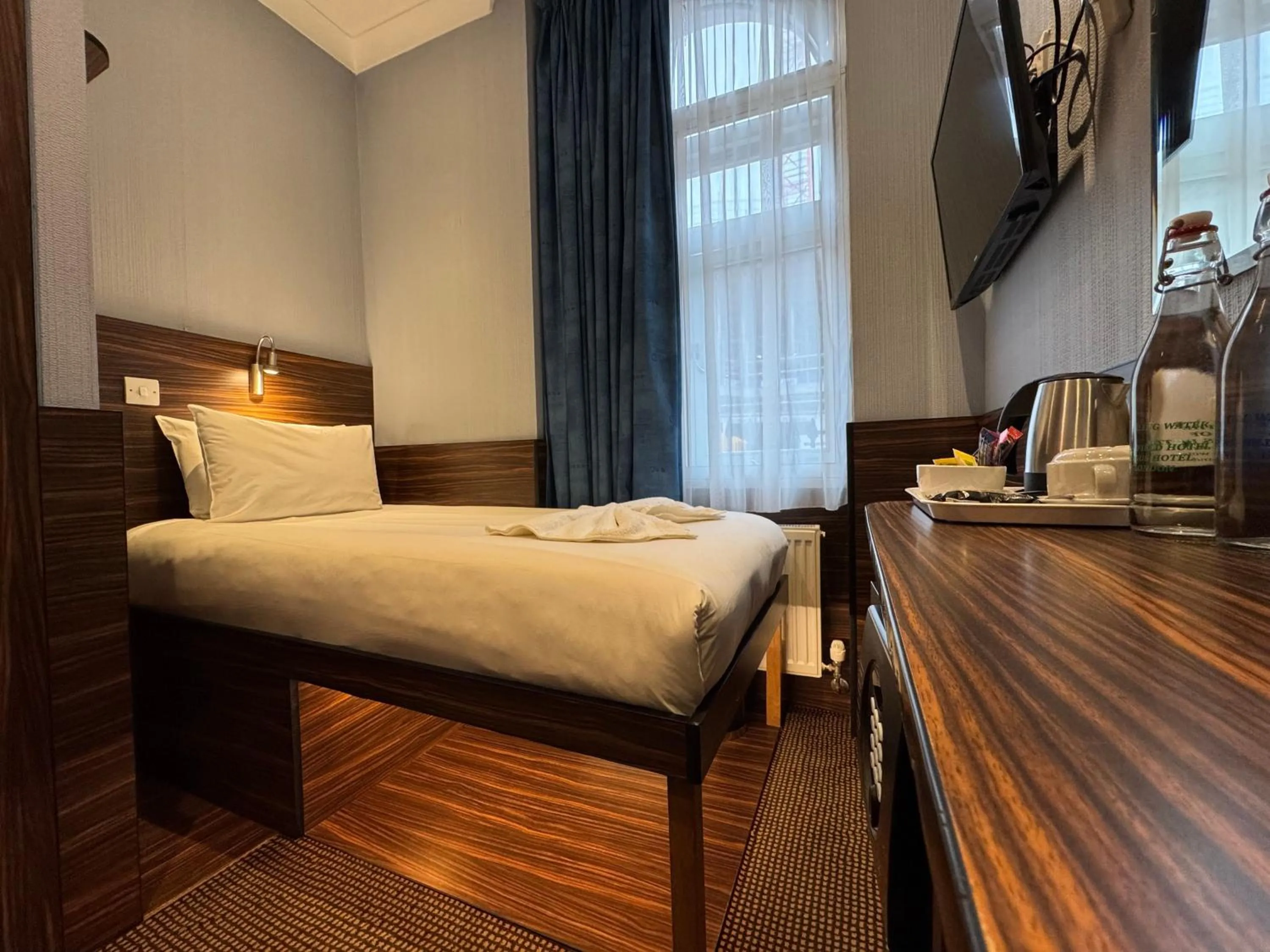 Photo of the whole room, Bed in Crestfield Hotel