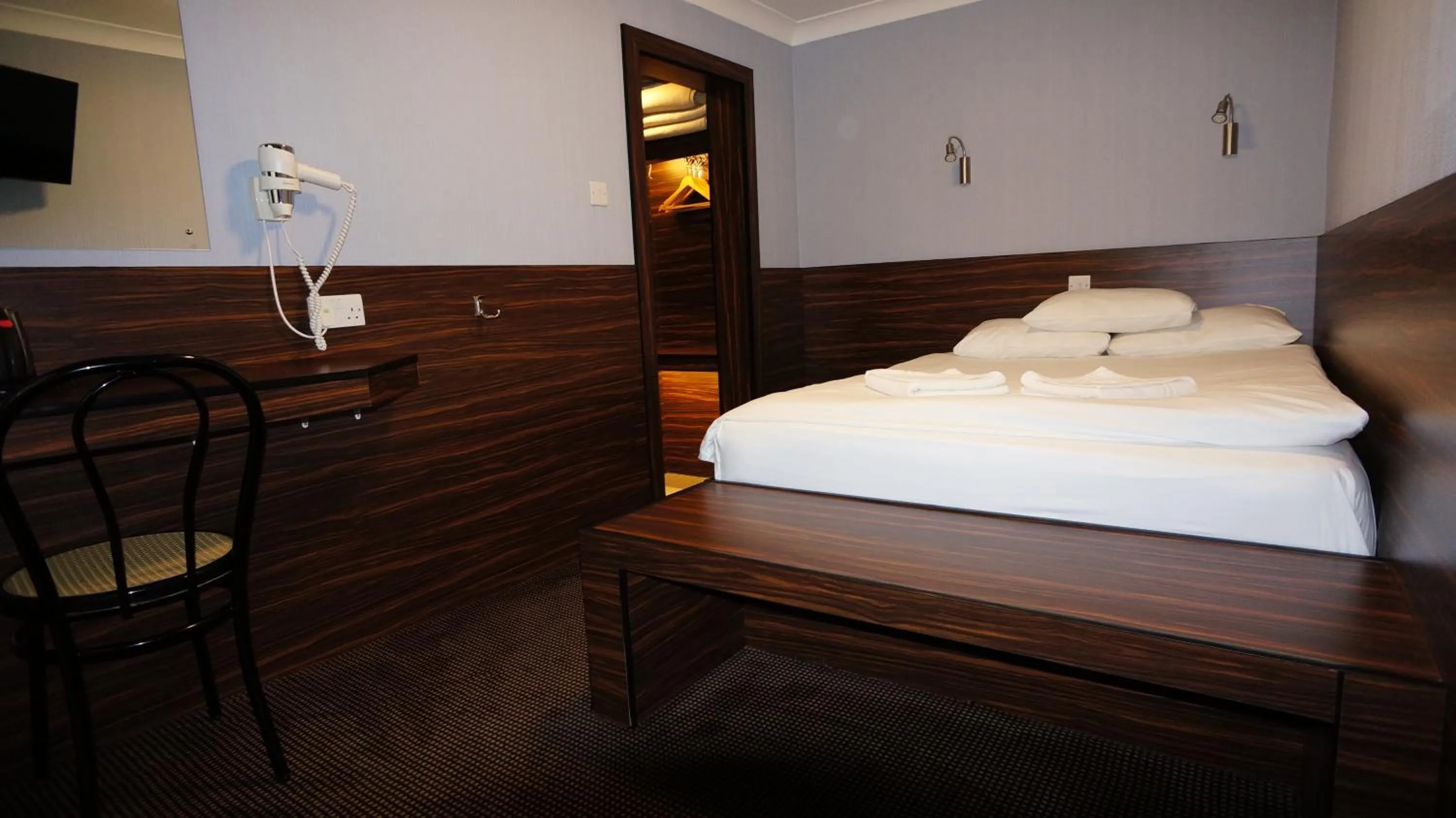 Bedroom, Bed in Crestfield Hotel